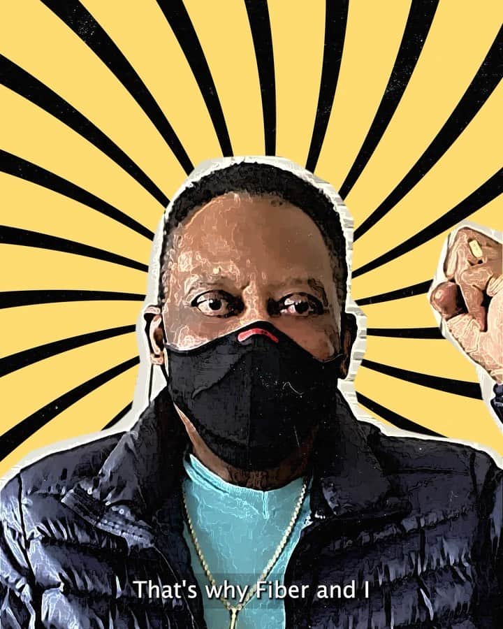 のインスタグラム：「A pandemia está sob controle, mas deixou marcas na vida de muitas pessoas. Muitas perdas são irreparáveis. Mas ainda existem muitas vidas que ainda podemos resgatar. A Pelé Foundation e a @fiber.oficial se uniram para produzir e vender mil máscaras únicas, numeradas em homenagem a cada um dos meus mil gols. Vinte dessas máscaras serão assinadas por mim e leiloadas, em alusão aos meus gols mais icônicos. Toda renda dessa iniciativa será destinada às pessoas que precisam de ajuda para se recuperar da pandemia. Compre uma nas lojas ou participe do leilão beneficente no dia 10 de dezembro, as 16:30 (BRT), no site www.fiberoficial.com.br. Juntos nós vamos vencer esse jogo!  //  The pandemic is under control, but it has left a mark on many people's lives. Many losses are irreparable. But there are still many lives that we can still sabe. The Pelé Foundation and @fiber.oficial teamed up to produce and sell a thousand unique masks, numbered in honor of each of my thousand goals. Twenty of these masks will be signed by me and auctioned off, alluding to my most iconic goals. All proceeds from this initiative will go to people who need help to recover from the pandemic. Buy one in stores or participate in the charity auction on December 10, at 4:30 pm (BRT), at www.fiberknitsport.com. Together we will win this game!」