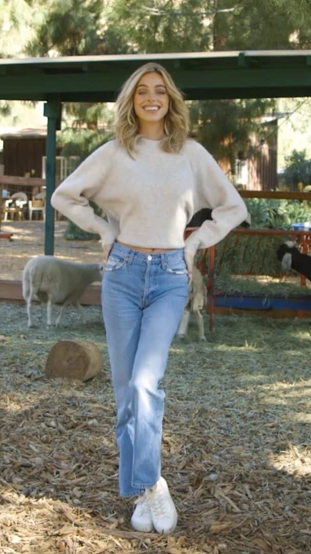 Elizabeth Turnerのインスタグラム：「The animals wanted to show of their OOTD too 😆   Beautiful and compassionate model @elizabethcturner is your fall style inspo for shopping vegan this #BlackFriday! 😍✨」