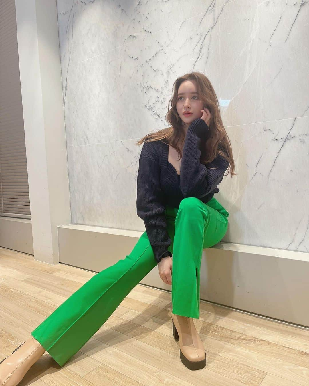 野崎萌香さんのインスタグラム写真 - (野崎萌香Instagram)「Green Greenなしふく🦜🪴  Coat＆Pants... @lily_brown_official  Knit... @erioishi_kol_snap  Bag... @polene_paris  Boots... @the.cona」11月27日 7時32分 - moeka_nozaki