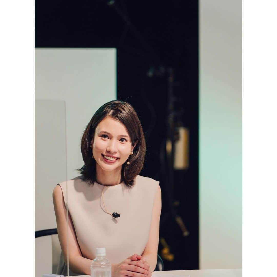 芦崎愛のインスタグラム：「ユーザベースさんからいただいた収録中の写真 皆さんのお話を伺って我ながら楽しそうです😊 毎回新しい知見に出会えるので、たくさん刺激をもらっています。  #uzabase」