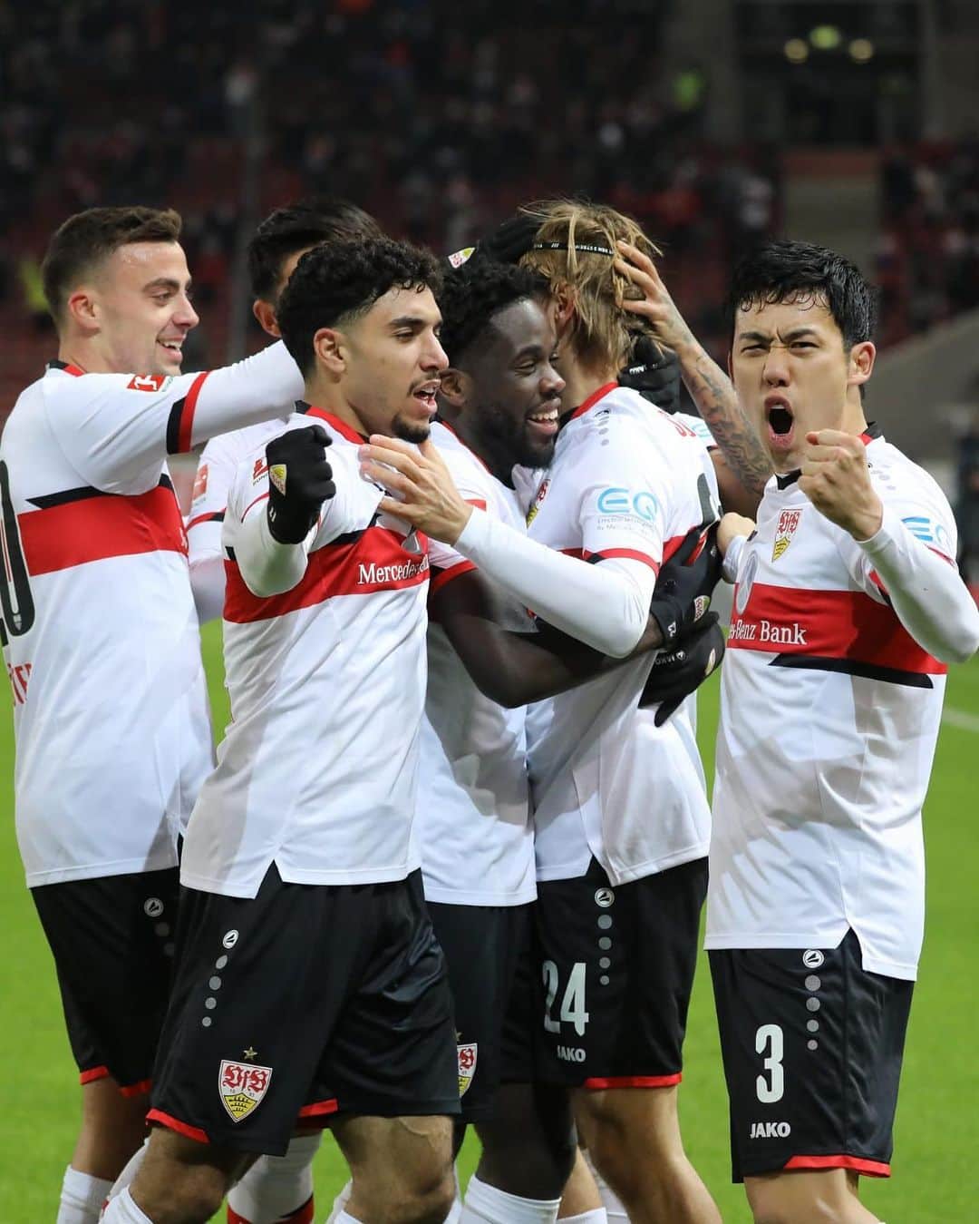 遠藤航のインスタグラム：「..Back to winning ways ‼️ . #bundesliga #germany🇩🇪  #vfb #stuttgart #win #team #together  #wataruendo  . #ブンデスリーガ #シュツットガルト #遠藤航」