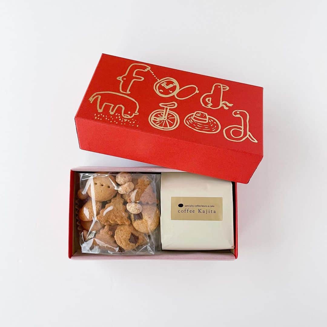 なかしましほ（foodmood）さんのインスタグラム写真 - (なかしましほ（foodmood）Instagram)「12月はちいさなギフトセットも２種用意しています。 ミックスクッキーと、クッキーに合わせてcoffee kajitaさんが焙煎して下さったクリスマスブレンドのセット、ピープルツリーのチョコと、そのチョコを使用したチョコとココナツのクッキー、ドリップバッグのセット。午前中に受付スタートします。」11月27日 9時18分 - foodmoodshop