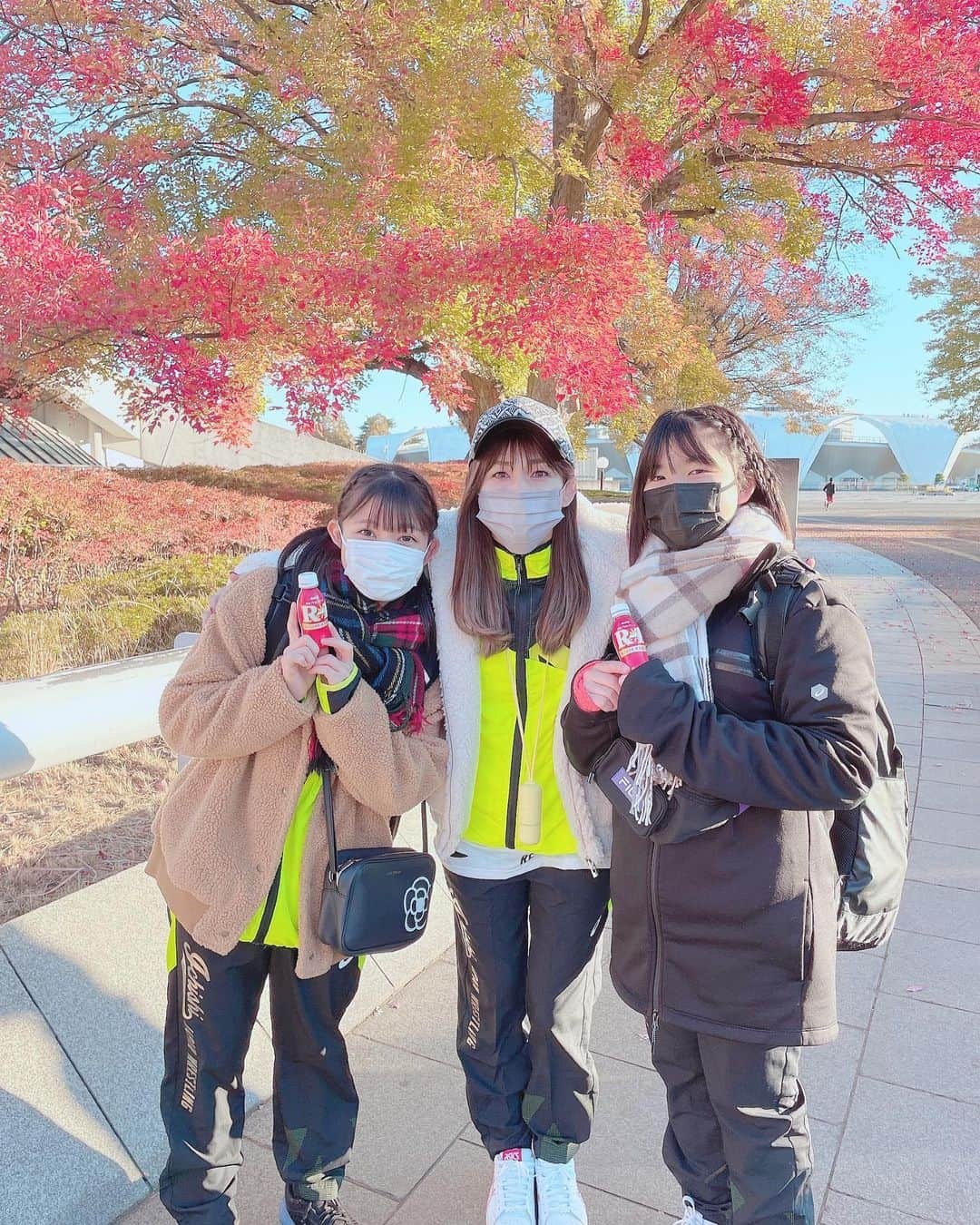 吉田沙保里さんのインスタグラム写真 - (吉田沙保里Instagram)「おはようございます☀ 紅葉🍁が綺麗だったので姪っ子たちと記念撮影📸 寒くなってきましたね❄️ 皆さんも体調管理には気をつけてお過ごしくださいね😊😊😊 姪っ子たち試合頑張れーーー🤼‍♀️🔥👊  #姪っ子 #体調第一家族 #全中選抜 #がんばれ」11月27日 9時23分 - saori___yoshida