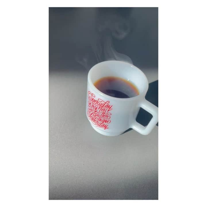 土井地恵理子のインスタグラム：「・ Saturday Morning  コーヒーから立ち昇る湯気に ほっと癒された朝。  Coffee HOLIC.  #mornincoffee #weekend」