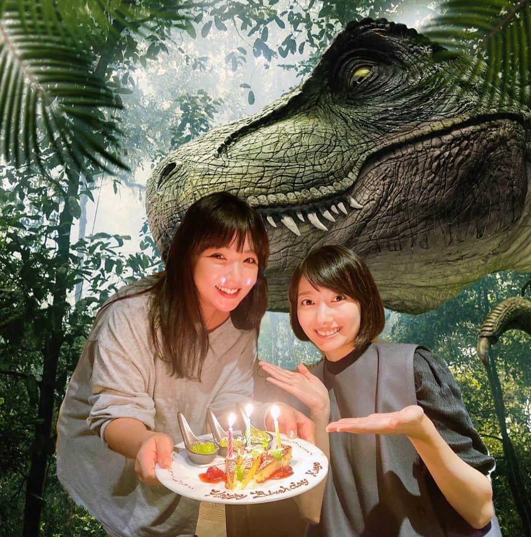 波瑠のインスタグラム：「のんてぃーこと野呂佳代さんのお誕生日 素敵なお姉様たちと美味しくて楽しい時間でした みなさま本当仲良くしてくださってありがとう。  お店にご迷惑がいかないよう、 のんてぃーが恐竜に加工してくれました！」