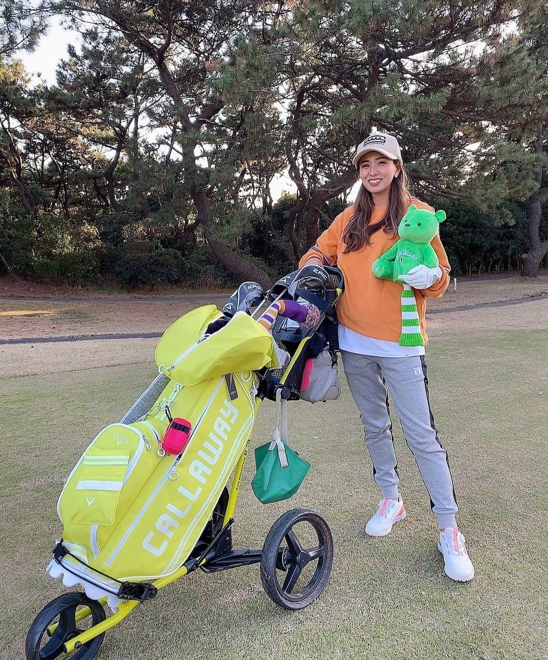 サブさんのインスタグラム写真 - (サブInstagram)「ノードレスコードの @gdo.chigasakigolf  ラフスタイル😁🌈  🧢：　@muta__official  👚：　@newbalance  👖：　@rosasen_jp  👟：　@newbalancegolf_japan   新しく届いた @callawaygolf_japan のクラブと一緒に😁🤙  #みどりのキャロウェイ #みどりのキャロウェイベア  #💚 #キャロウェイ #キャロウェイ女子  #茅ヶ崎ゴルフ倶楽部  #湘南 #ノードレスコード #ニューバランス #ライフスタイル #ゴルフ #ゴルフ女子コーデ  #ゴルフ女子 #golf #golfwear  #golfgirl  #golfstagram  #golflife #enjoy  #happy  #smile」11月27日 10時41分 - sabu_golf