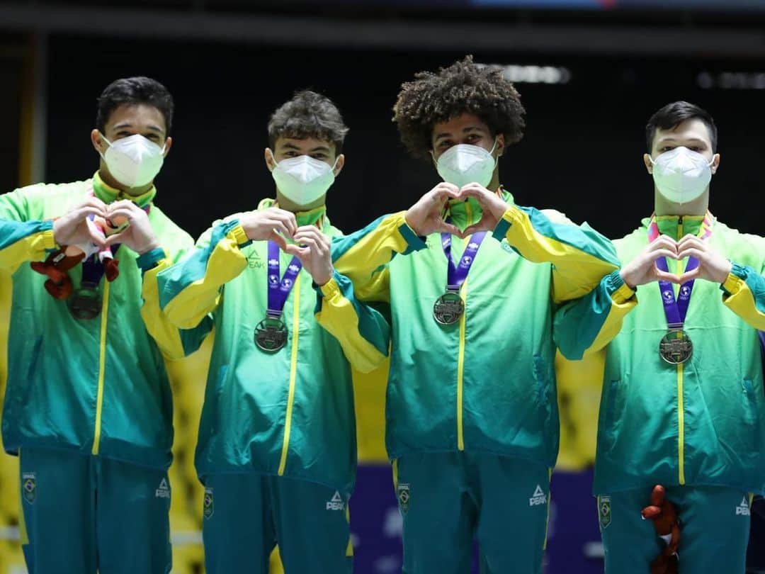 アルトゥール・オヤカワ・マリアノのインスタグラム：「Vice Campeão Panamericano Junior 🥈🇧🇷🔥 Parabéns meninos e comissão técnica ❤️👏🏻 Atletas: @dig_speranza @gumiiguel_ @jv.daxs @yuri_2003_gym  Treinadores: @hdbatata @gotomarcos   Foto: Ricardo Bufolin @rbufolin   #cali2021 #gymnastics #men #ginastica #junior #panams #brasil #team」