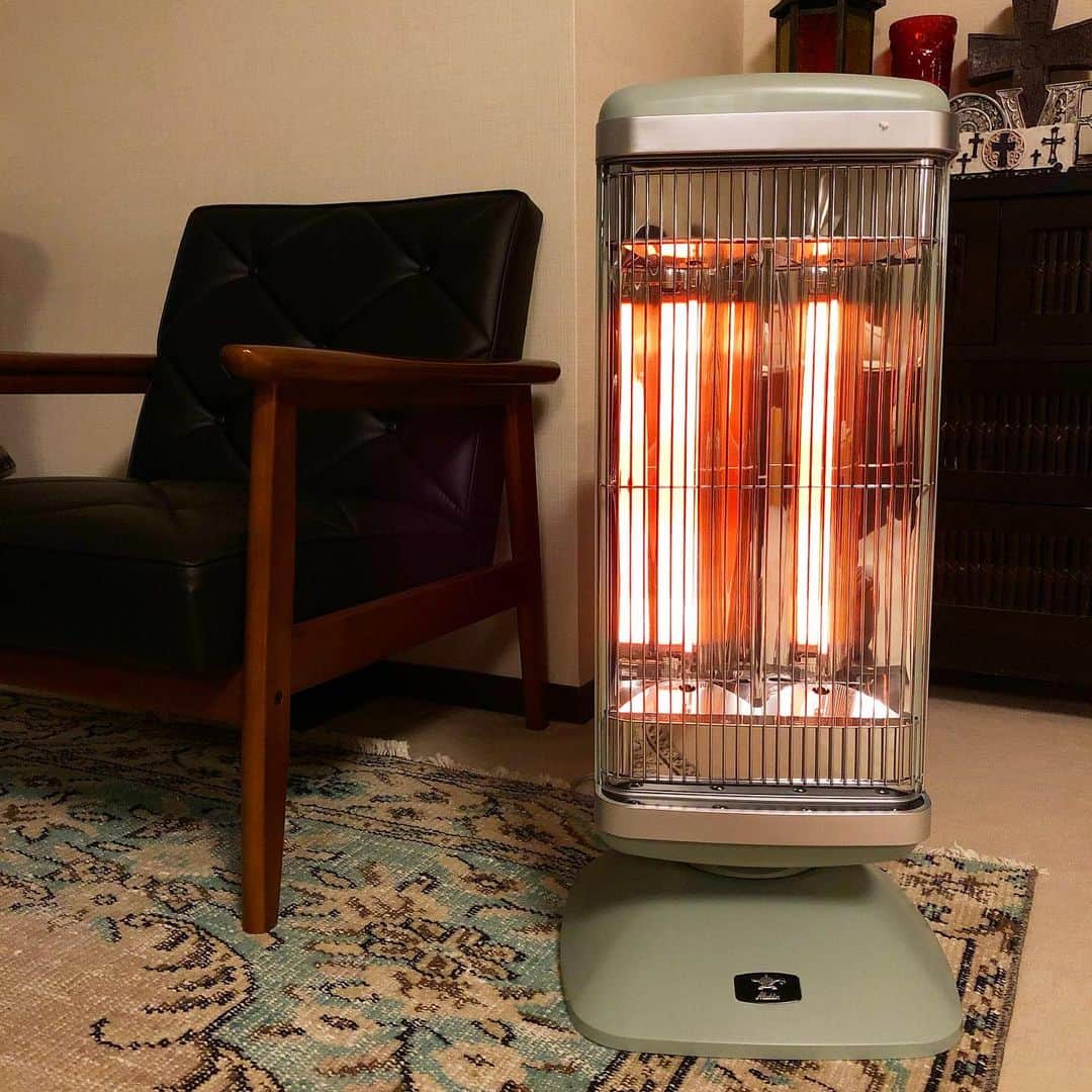 千秋さんのインスタグラム写真 - (千秋Instagram)「新しい家電を買いました。 この冬初めて🔛 昔からなぜか電気ストーブ愛用者。 これ、瞬間で熱くなる🔥  #aladdin #アラジンヒーター #新しい家電 #家電購入 #電気ストーブ #千秋インテリア」11月27日 10時38分 - chiaki77777