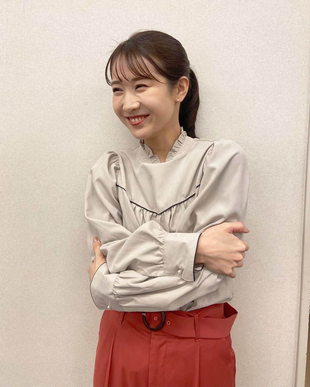 のインスタグラム：「寒い〜というポーズにしたら 笑ってしまって全く寒くなさそうになりました😂  朝から高山では雪が降っていましたね！ あたたかくしてお過ごしください。 車の運転にもご注意を🚗」