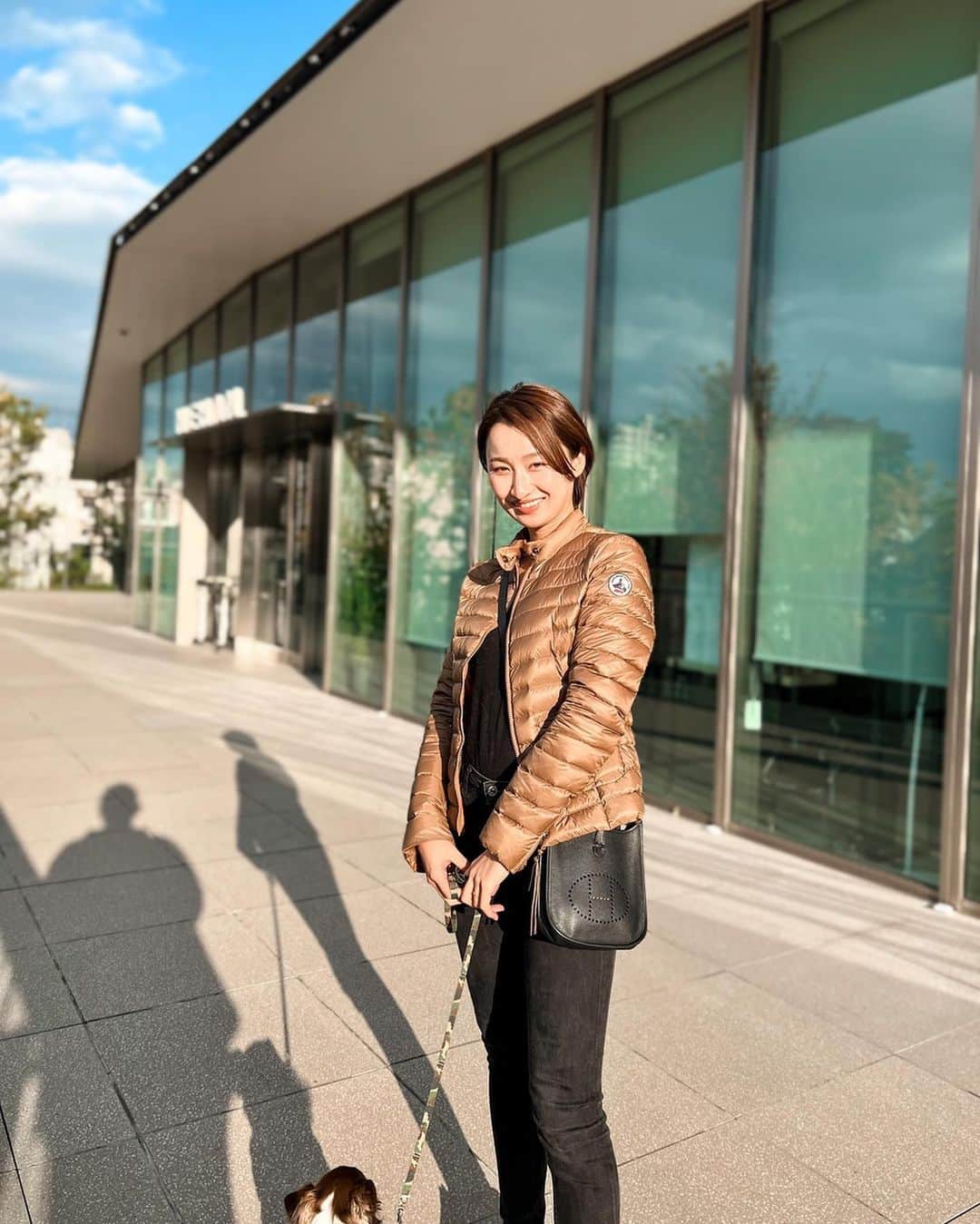 のインスタグラム：「ゴルフウェアの展示会行って外苑前をお散歩🐶 ライトダウン軽くて楽ちんでヘビロテ。 @jottjapan のだよ🤎  #ゴルフ女子 #ゴルフ男子 #ゴルフコーデ #スポーツ女子  #ゴルフウェア #スポーツ #golf #골프 #골프스타그램 #골프장 #라운드 #골프스윙 #골프사랑 #골프레슨 #아이언샷 #스크린골프  #トレーニング #トレーニング女子 #筋トレ #筋トレ女子 #golfstagram #golfswing #girlsgolf #golfer #jott」