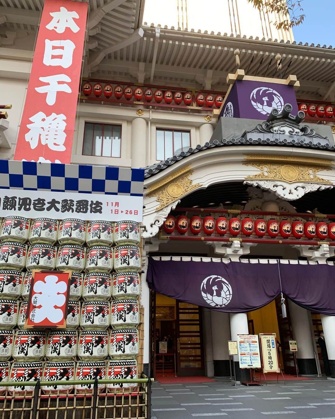 柴咲コウのインスタグラム：「歌舞伎座へ千秋楽の連獅子を観に。  片岡仁左衛門さん、片岡千之助さんの祖父孫の共演。  圧巻、感極まった。 千之助さんの仔獅子のあどけなさ躍動感、仁左衛門さんの仔獅子を厳しく鍛え見守る親獅子の姿。  受け継がれていくもの。 時を重ね増していくもの。  なんだか自分も親心で目を細めて見入ってしまった。  忙中閑あり。 アウトプットが続いて心が枯渇していたけど、良いエネルギーを分けていただきました。  …とはいえ仕事が佳境、心身のリセットが必要🤯  撮影が早くない日に、早起きして薄茶でも点てよう~🍵  #古典芸能 #歌舞伎座 #忙中有閑」