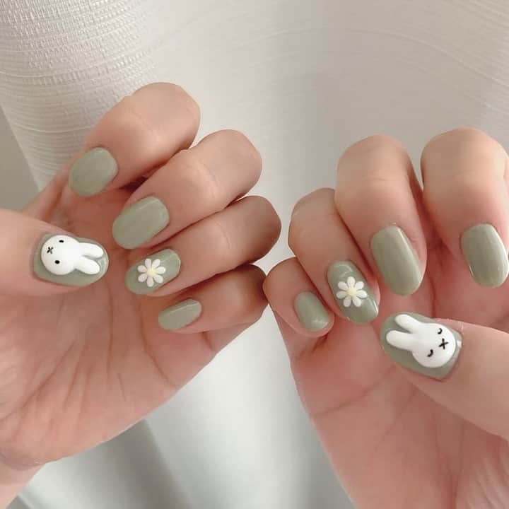 R i R y (リリー)さんのインスタグラム写真 - (R i R y (リリー)Instagram)「『ミッフィーネイル特集🐰 💅』　　  可愛すぎるミッフィーのネイルチップをご紹介🐇🌿 ネイル見る度に癒されますね💓  ✴︎---------------✴︎---------------✴︎ ▶▶掲載する写真を募集中📸 カワイイ写真が撮れたら、@velle.jp をタグ付けするか、ハッシュタグ #velle_jp をつけて投稿してみてね♪  velle編集部と一緒にカワイイで溢れるvelleを創っていこう😚🤍  ✴︎---------------✴︎---------------✴︎ #nail #nailart #ネイル #ネイルアート #ジェルネイル #シンプルネイル #セルフネイル #ショートネイル #ジェル #デザインジェル #オータムネイル #秋ネイル #ベージュネイル #ベージュ #ミッフィー #ミッフィー大好き #クリアネイル #ミッフィー好きと繋がり #ミッフィーネイル #キャラクターネイル #手描きアート #miffy #ボリス #キャラネイル #マット #ボリスネイル #ミッフィー好きと繋がりたい #マットネイル」11月27日 21時00分 - velle.jp