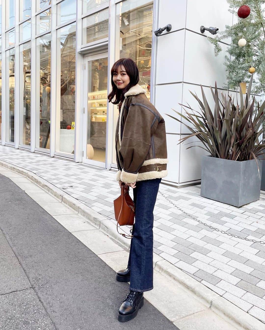 杉浦みずきのインスタグラム：「. 新しいムートンのアウターカジュアルの時めっちゃ使ってる〜 リバーシブルだから今度逆バージョンで着たらまた載せよ😂 なかはモコモコ てか今日さむ！！！ ・ ・ #ootd #冬服 #冬服コーデ 上も下も　@sly_official」