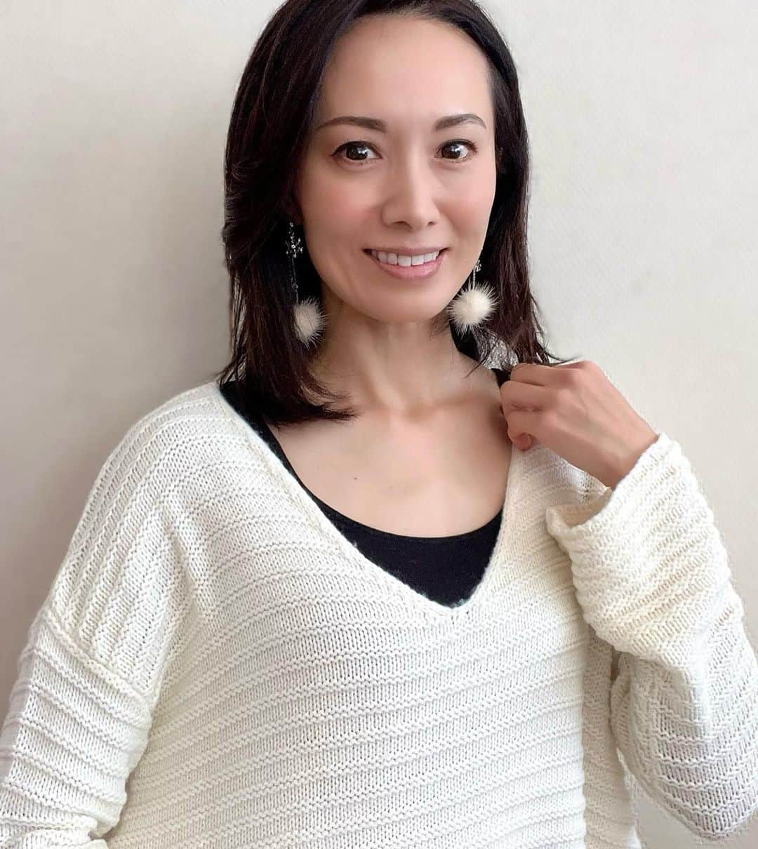 駒田奈美さんのインスタグラム写真 - (駒田奈美Instagram)「・ ・ ・ 『重ね着いらずでふんわりあったか』 ・ ・ ・ 100年以上の歴史のある日本の老舗スポーツメーカー ミズノ 綿密な技術とノウハウを元にしたインナーシリーズ 「ブレスサーモ」 ・ ・ 女性の身体のラインに合わせて仕立てられていて 成型編みなので着心地がよく、体に程よくフィットするのでおしゃれに響かないのがお気に入りです❤︎ ・ 寒いのはイヤだけど… おしゃれには手を抜きたくない… ・ そんな女性の願いを叶えてくれる 「女子のブレスサーモ」は寒さ対策インナーにピッタリ！ ・ この冬は大活躍してくれそうです！ ・ ・ 1枚目 セーターの下に着ているのは 【ブレスサーモラウンドネック長袖シャツ】「レディース」 ・ 2枚目 ニットワンピの下に履いているのは 【ハイウェストレギンス】「レディース」 ・ ・ ご紹介している商品は、ものによっては 売り切れになっている商品もあるみたいです 気になる方は早めにチェックした方が良さそうです♪ ・ ストーリーズから「女子のブレスサーモ」のサイトに飛べるのでチェックしてみてくださいね♪ ・ ・ ・  https://www.mizunoshop.net/disp/CSfDispListPage_003.jsp?dispNo=003002146 ・ ・ ・  #女子のブレスサーモ#ブレスサーモ#mizuno_lyfestyle #mizuno#ミズノ#駒田奈美#モデル#アラフィフ#美魔女#インナー#pr#レギンス#インナー#あたたかい #長袖#シャツ#インナーウェア #寒さ対策#スポーツメーカー#スポーツ」11月27日 21時04分 - nami.komada