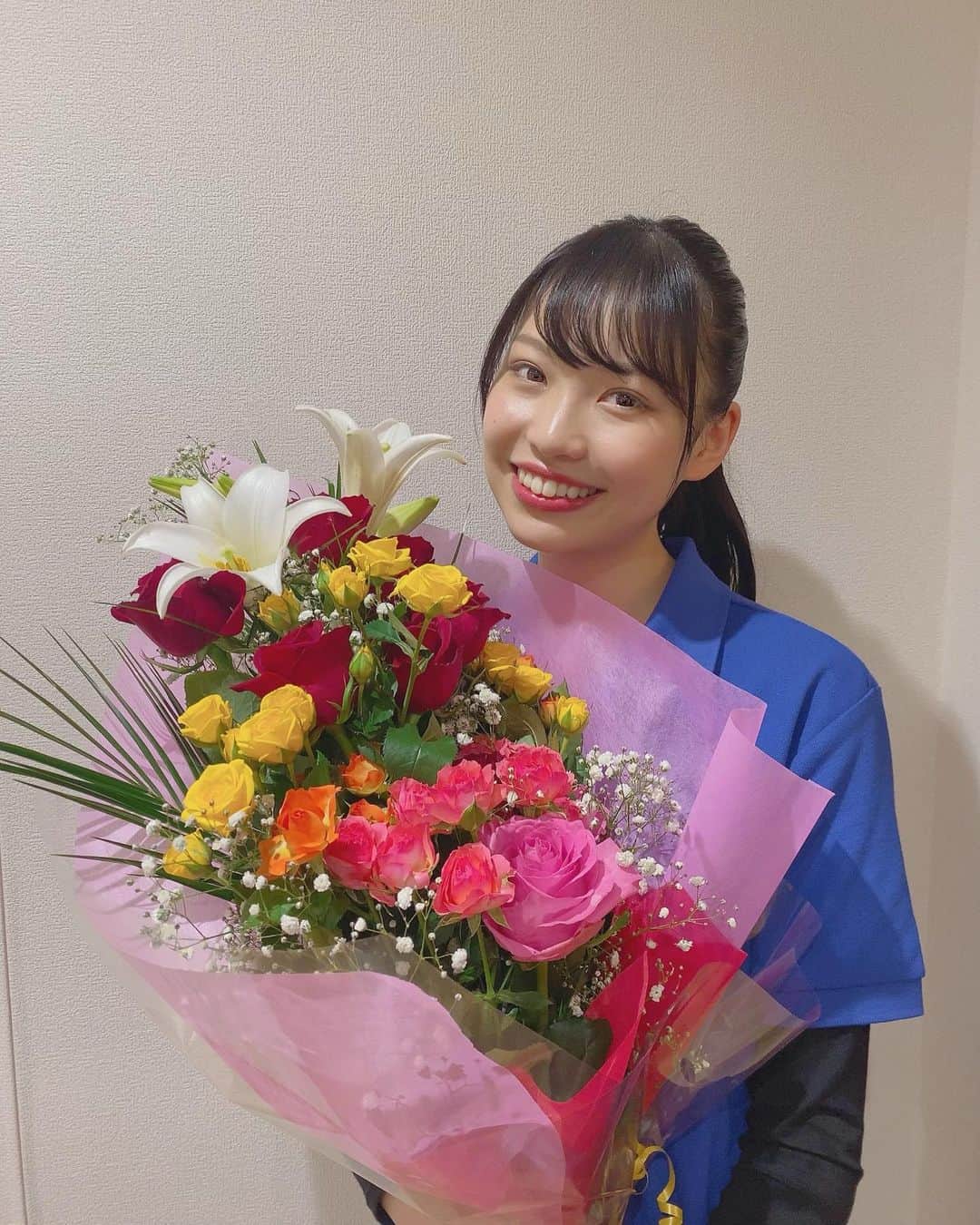 赤山明日香のインスタグラム：「短編映画「Still On The Journey」 11/22 クランクアップしました💐 初めての映画、初めての主演作。  空下組の温かく素敵なキャストの皆様、スタッフの皆様に支えていただき、 撮影を終えました。ありがとうございました。  撮影期間中は毎日が新鮮で、ほんとにたくさんのことを学びました。  ここからがまたスタートだと思っています。 役者としてもっと成長して、また皆様にお会いできるよう頑張りたいと思います。 自分を信じてまっすぐに進んでいきますので、 これからも応援していただけたら、幸せです。 頑張るーーー！！」