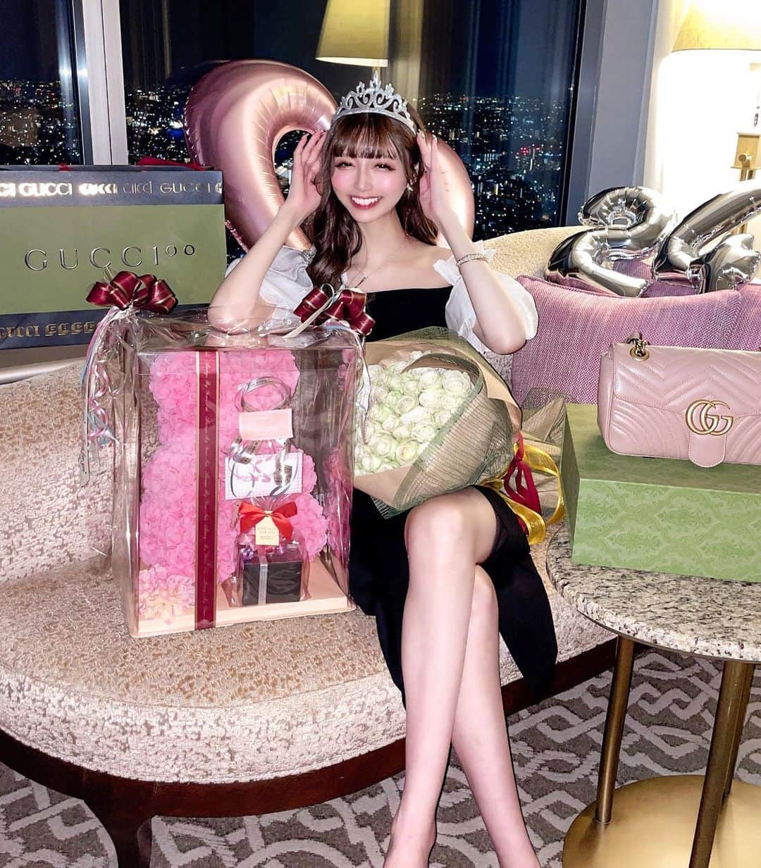 あやちゃんさんのインスタグラム写真 - (あやちゃんInstagram)「24歳になりました🥂🎂 沢山のおめでとうメッセージありがとうございます🥺 ほんとに幸せな1日でした🙇‍♀️✨ ちなみにまだまだ受け付けてますので🤣わら  これからも皆様よろしくお願い致します😌💕💕  #いいツナの日 #誕生日プレゼント #誕生日ケーキ #誕生日サプライズ #誕生日プレート #誕生日フォト #誕生日会 #誕生日飾り付け #誕生日 #誕生日バルーン #24歳になりました #花束 #薔薇の花束 #花束アレンジ #ティアラ #バルーンアート #ホテル女子会 #女子会パーティー #birthdaypresent #バースデープレート #バースデーサプライズ  #mybirthday」11月27日 21時06分 - aya.you.love.r