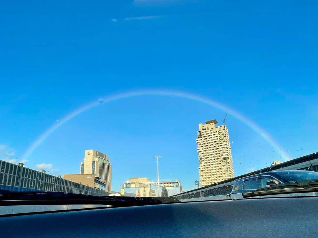 山田佳子さんのインスタグラム写真 - (山田佳子Instagram)「キレイな虹のアーチ🌈 ⁡ #きれい #虹 #見れた  #嬉しいな  #美しい #自然現象 #rainbow #土曜日の午後  ⁡」11月27日 21時18分 - yoshiko117