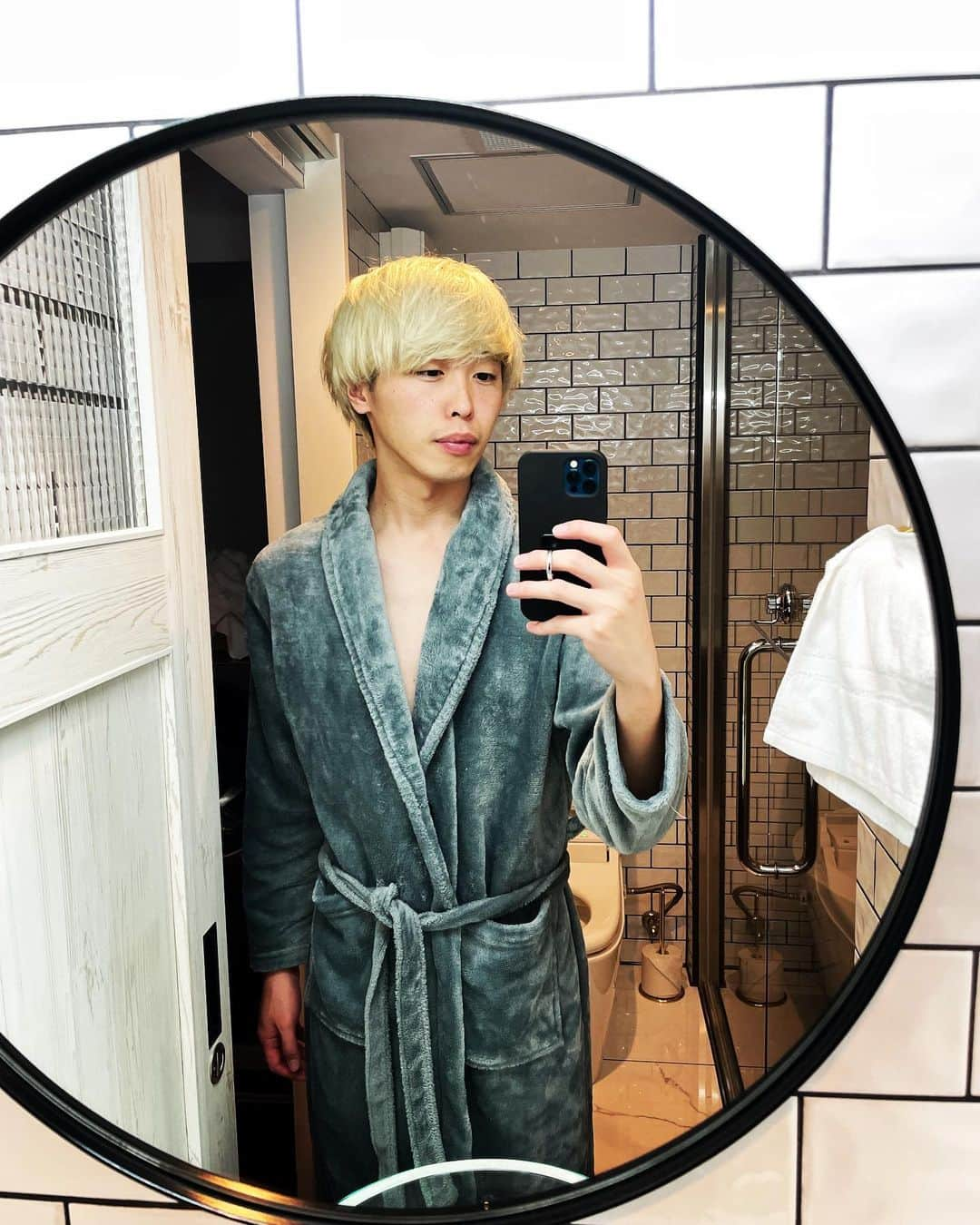 またぞうさんのインスタグラム写真 - (またぞうInstagram)「.  京都旅行  バスローブ🧖‍♂️  しゃぶしゃぶ美味しかった  先斗町また行きたい  #京都旅行 #はじめしゃちょーの畑 #またぞう」11月27日 21時12分 - matazoooooon