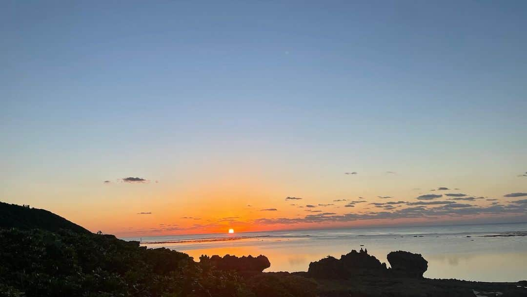 生田佳那さんのインスタグラム写真 - (生田佳那Instagram)「🌴 朝日をみて夕日をみて 早寝早起きして こんなに規則正しい旅行をする日が来るなんて…笑  #シギラリゾート #シギラビーチ #シギラ #ヴィラ #ユートピアファーム宮古島 #ダグズバーガー宮古島本店 #おふくろ亭 #ブルータートル #宮古島 #海 #子連れ旅行 #沖縄旅行 #子連れ宮古島 #子連れ新婚旅行 #男の子ママ #1歳 #1歳6ヶ月 ＃1歳半 #沖縄」11月27日 21時21分 - ikutakana