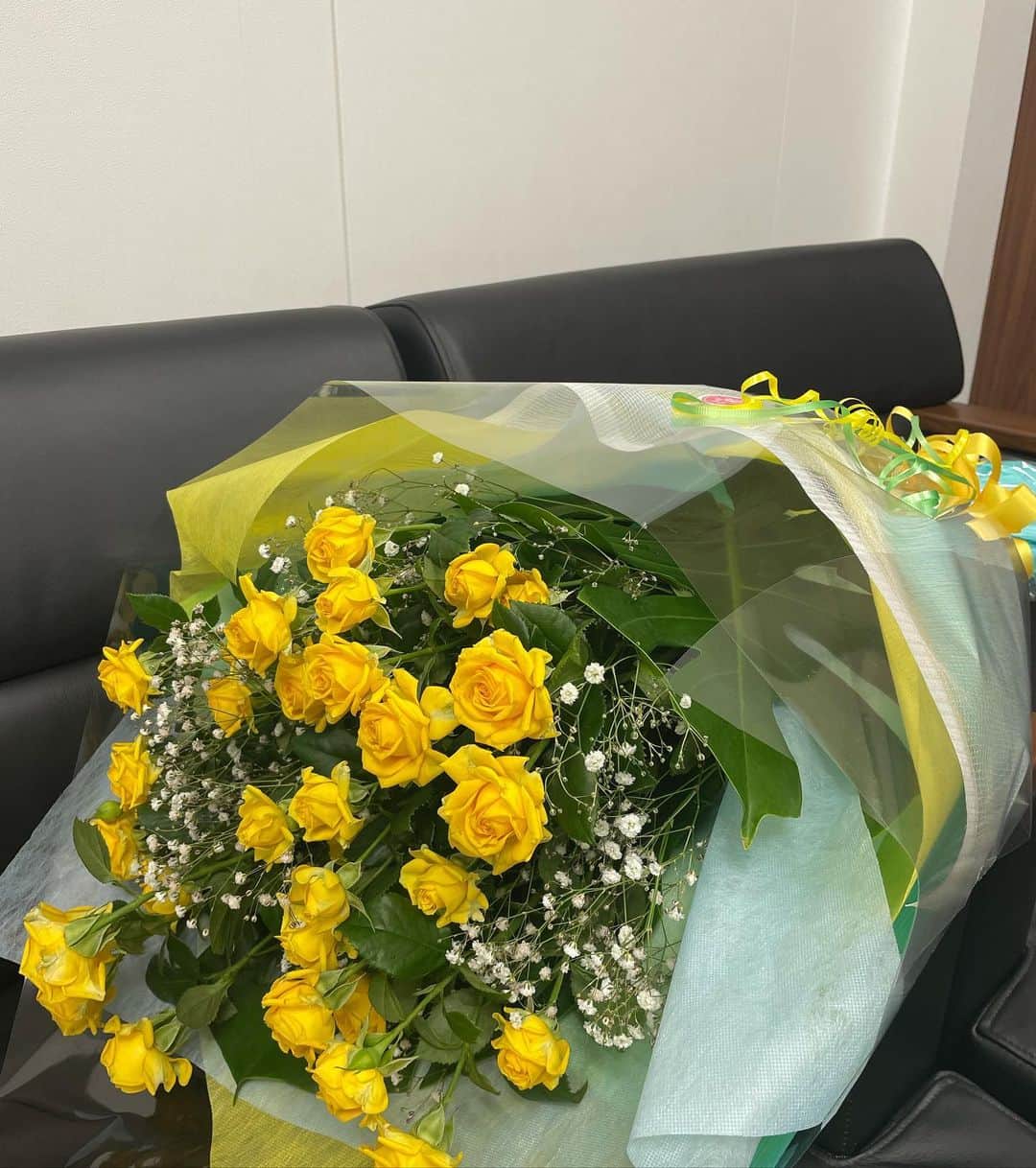 藩彩華のインスタグラム：「いつもお手伝いして下さる、そして同時に応援して下さっている方に花束を頂きました💐✨  黄色いバラ、幸せを感じますね！！」