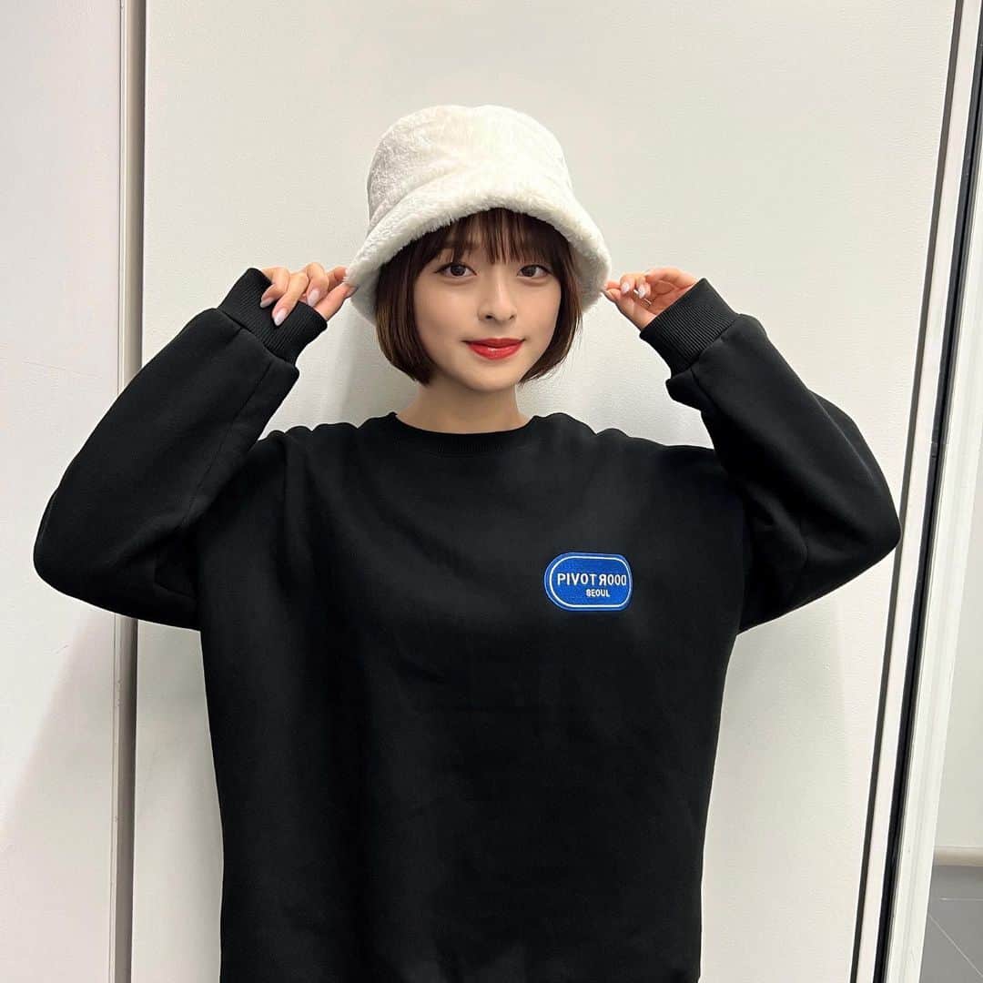 かおりのインスタグラム：「・ ・  バックデザインがかわいい🥰  #ボブ　#ミニボブ　#スウェット」