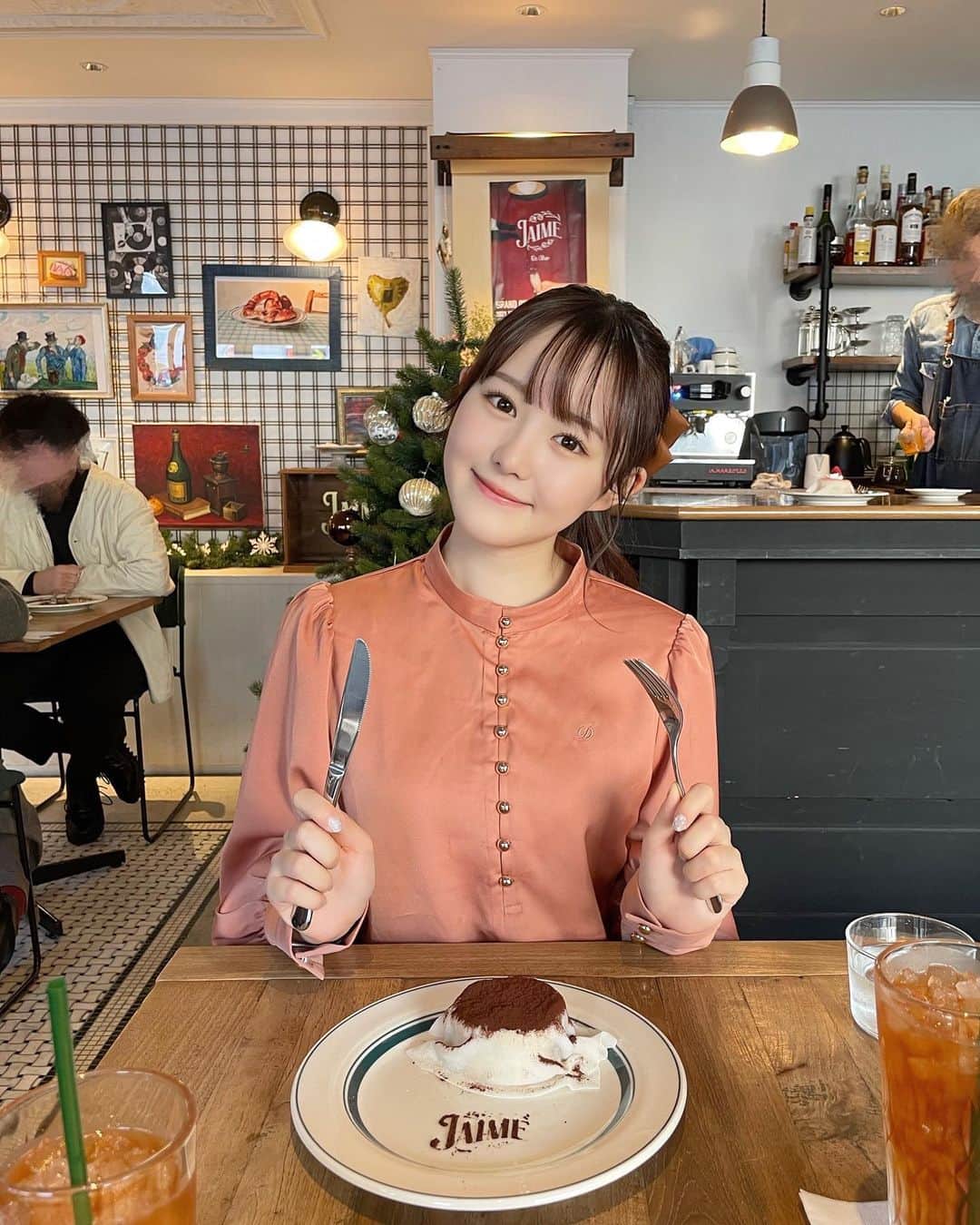 伊藤小春のインスタグラム：「可愛いカフェで大好きなティラミスを🎄🎀 ⁡ ⁡ 昔は気に入ったお店ばかり何度も行ってたけど、 最近は新規開拓するようにしてます ⁡ ⁡ 美味しいお店おしえてほしい！♡ ⁡ ⁡ #jaime  #赤坂カフェ#赤坂グルメ #ティラミス」