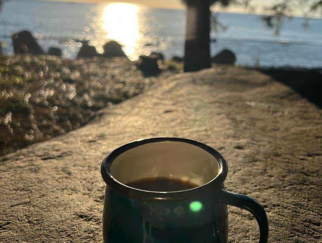原日出子さんのインスタグラム写真 - (原日出子Instagram)「キャンプ〜🏕day2✨ 日の出を見ようと 早起き☀️ 風も無く 穏やかな朝。 素晴らしい朝日を浴びながら ホットサンド キャロットラペ 手羽元と野菜のコンソメスープ😊 挽きたての コーヒーも淹れて💖 心残りのないように ブランコにも乗ってw なみのこ村にさようならして 箱根の湯へ〜♨️ キャンプの後は 温泉が最高です👍 さっぱりしたら 今度は山へ〜🚗 同志村の 山伏オートキャンプ場🏕 前回 お天気がいまいちだったので 完璧な日に再チャレンジです😊 オーナーさんから 美味しい煮物と 白菜のお漬物を頂いて 早速乾杯🍻 山キャンプの始まりです❣️  #日の出 #海キャンプ #なみのこ村 #キャンプ飯 #ブランコ #温泉大好き #キャンプ大好き #obaキャンプ #山伏オートキャンプ場 #道志川 #毎日を楽しく #幸せのレシピ」11月27日 21時32分 - hara_hideko