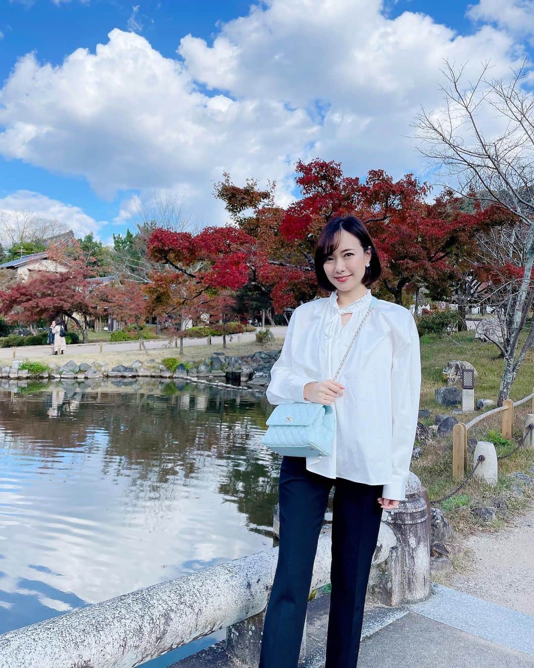 近本あゆみのインスタグラム：「紅葉狩りコーデ🍁 この時はまだシャツ一枚でも平気でしたが今日はとんでもない寒さでしたねー😭 家族のほとんどが風邪気味なので早めに寝て治さないと〜😵‍💫💦 * ブラウス　#tomorrowland @tomorrowland_jp  パンツ　#uniqlo @uniqlo  * * #fashion #ootd #code #coordinate #コーデ #ファッションコーデ #今日のコーデ #きょコ #ファッション好きな人と繋がりたい #おしゃれさんと繋がりたい #セルフィー #撮影  #いつコ #いつかのコーデ #ママコーデ #ママライフ #ママファッション #ワーママ #ママの休日 #2歳児ママ #男の子ママ #ニ児ママ #女の子ママ#赤ちゃんのいる生活 #お散歩コーデ #産後コーデ #ユニクロコーデ」