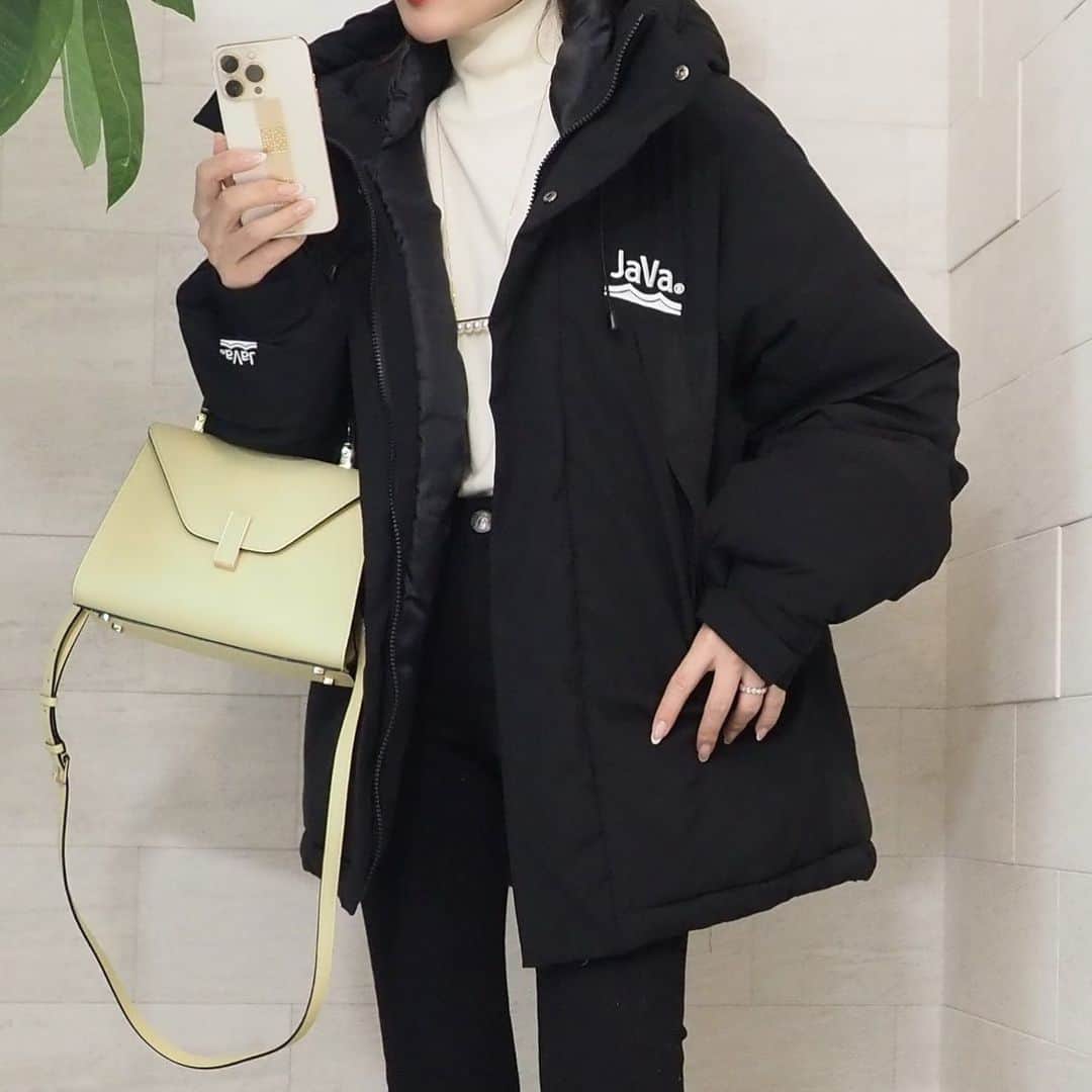 星玲奈さんのインスタグラム写真 - (星玲奈Instagram)「今日の夕方からの冷え込みといったら🥶  急にすごい寒さがやってきました⛄️ ここ数年着た中で、ダントツに暖かさMAXなこのダウン。 もうね、布団みたいです🥺 @classicalelf_official ×JaVaコラボのもの。 ユニセックス仕様のオーバーサイズで ボトムをスリムにまとめるとバランスよし❤️ 首もとは2重構造で、保温性も抜群！！ このクオリティで 6000円台って、、、かなりの驚きです😳✨ 息子のサッカーのときは 間違いなくこれだな❤️ ・  #クラシカルエルフ #classicalelf #エルフコーデ #java #ジャバ #タイアップ #トレンドコーデ#トレンドコーディネート #トレンドスタイル #中綿ジャケット #中綿ブルゾン #アウター #アウターコーデ#大人コーデ #大人カジュアル #プチプラ #プチプラコーデ」11月27日 21時51分 - reinahoshi1015