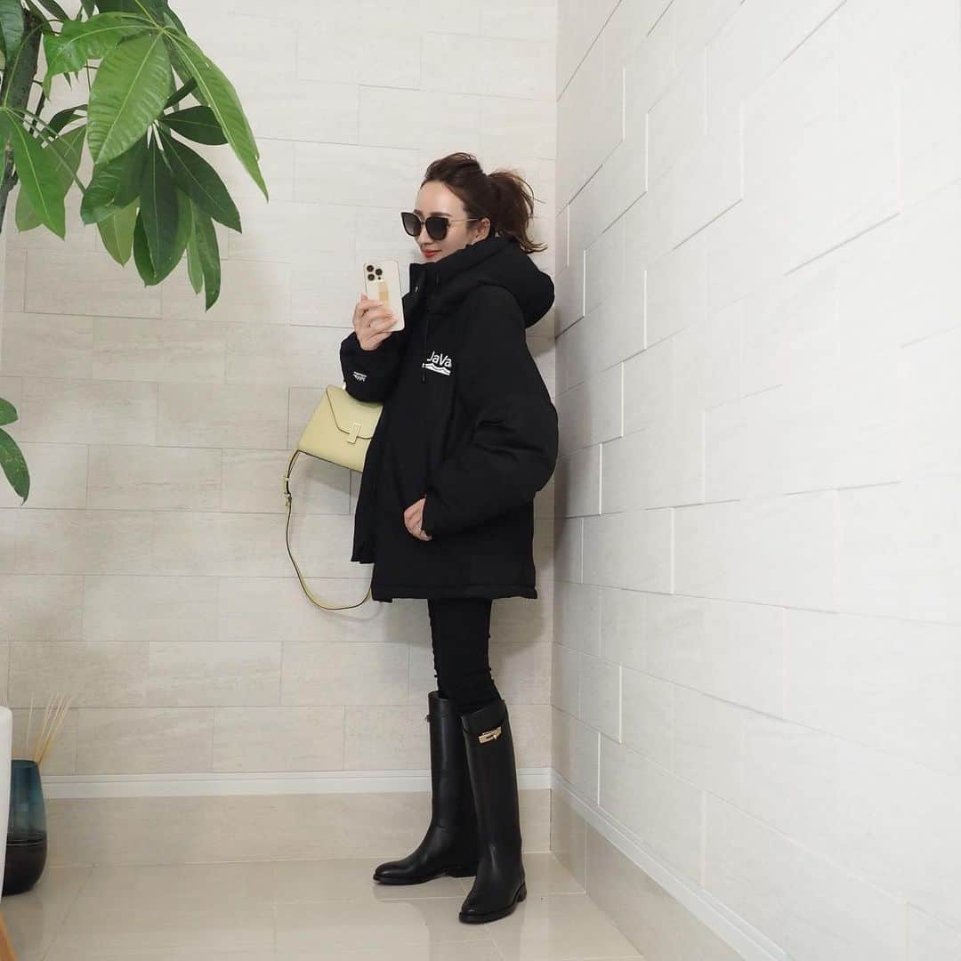 星玲奈さんのインスタグラム写真 - (星玲奈Instagram)「今日の夕方からの冷え込みといったら🥶  急にすごい寒さがやってきました⛄️ ここ数年着た中で、ダントツに暖かさMAXなこのダウン。 もうね、布団みたいです🥺 @classicalelf_official ×JaVaコラボのもの。 ユニセックス仕様のオーバーサイズで ボトムをスリムにまとめるとバランスよし❤️ 首もとは2重構造で、保温性も抜群！！ このクオリティで 6000円台って、、、かなりの驚きです😳✨ 息子のサッカーのときは 間違いなくこれだな❤️ ・  #クラシカルエルフ #classicalelf #エルフコーデ #java #ジャバ #タイアップ #トレンドコーデ#トレンドコーディネート #トレンドスタイル #中綿ジャケット #中綿ブルゾン #アウター #アウターコーデ#大人コーデ #大人カジュアル #プチプラ #プチプラコーデ」11月27日 21時51分 - reinahoshi1015