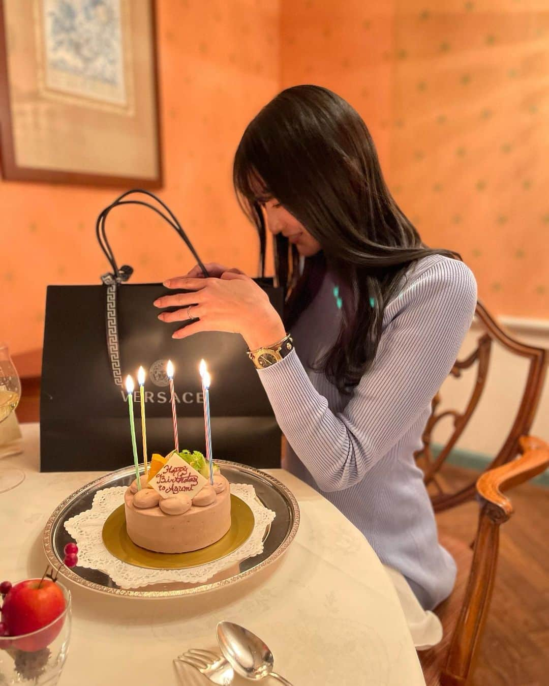 あゆみさんのインスタグラム写真 - (あゆみInstagram)「birthday🎂2021.11.26 . 27歳になりました🧍‍♀️💙 産まれてからずっと楽しすぎて全部あっという間。笑 想像してた27よりもとってもいい人生を過ごせています。 歳を重ねる度に経験が増えて怖いものがなくなって もっと果てしない欲望のままに行動できる！！ . 死ぬとき後悔が全くないなんて絶対にないと思ってるけど、人生で確実に決まってることはいつか死ぬってことだけなのでこれからも好きなことして生きます✦ . たくさんのお祝いの言葉うれしかった いつもありがとうございます！#27 #birthday」11月27日 22時10分 - ayumiiii26