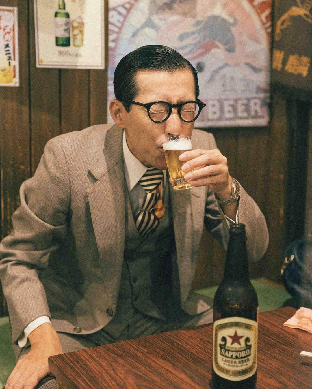 岩井ジョニ男さんのインスタグラム写真 - (岩井ジョニ男Instagram)「自粛のぶんまで飲んでやる  #岩井ジョニ男 #ジョニ男 #ジョニスタグラム #jonistagram #イワイガワ #浅井企画 #サラリーマン #whitecollarwork #ninetofiver #東京 #埼玉 #越谷 #忘年会 #ビールはうまい #泡もうまい #白ヒゲチャレンジ #とりあえずビールは魔法の言葉 #数分後には叶う #世界でいちばんうまいドリンク #酔いがさめるほど恋してる #だけどクラフトビールは詳しくない #オイルショック #岩井眼鏡店 #km01 #vintage_gentry  #ビンテージオーダースーツジェントリー  #instagram  #instagood  #model #cooljapan」11月27日 22時14分 - iwaigawa_jonio_iwai