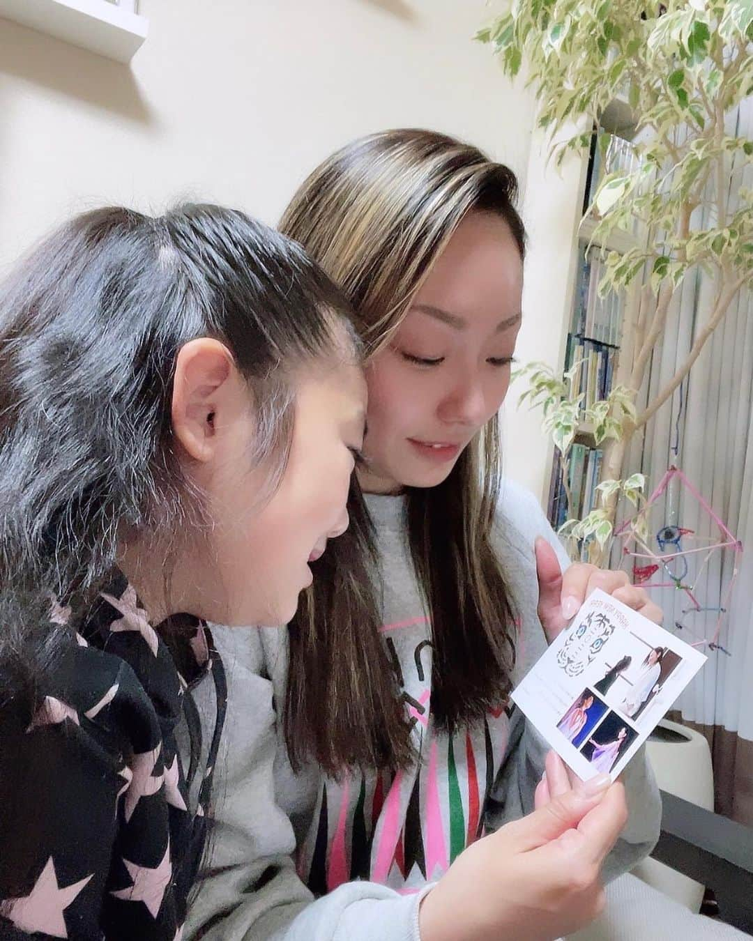 安藤美姫さんのインスタグラム写真 - (安藤美姫Instagram)「皆様こんにちは😌 この度   “しまうまプリント”  (@shimaumaprint )   で簡単にオシャレなお年賀を作成させて頂きました✨👍   ご自身や皆様のご家族のとっておきのお写真をしまうまプリントだけのオリジナルデザインがカラー含めて全2000種類以上から選べる数あるデザインの中から選び簡単に作成する事ができます💕💕💕   普段からデザインや絵を描いたりするのが好きなので 可愛いデザインからシンプルなものまで 沢山のデザインを見ながらの作成は本当にワクワクする時間でした☺️☺️☺️   🎍新年のご挨拶🎍にあなたらしい一枚を楽しく作ってみてください😌☺️✨   ✨今注文すると早割が適用されます✨ ↓↓↓                                          ↓↓↓   ⭐️初めて年賀状を購入する方限定 ⭐️1,000円OFFで他クーポンとの併用はできない ⭐️有効期限は12/26まで   クーポンコードは   miki2022   になります✨💕♥️⛸   😌詳しくはしまうま @shimaumaprint のアカウントをチェックして下さいね😌    #年賀状 #年賀状アプリ #しまうま年賀状 #年賀状デザイン #しまうまプリント  #2022年賀状 #年賀状写真 #寅年年賀状 #PR」11月27日 13時36分 - miki_m_ando0403