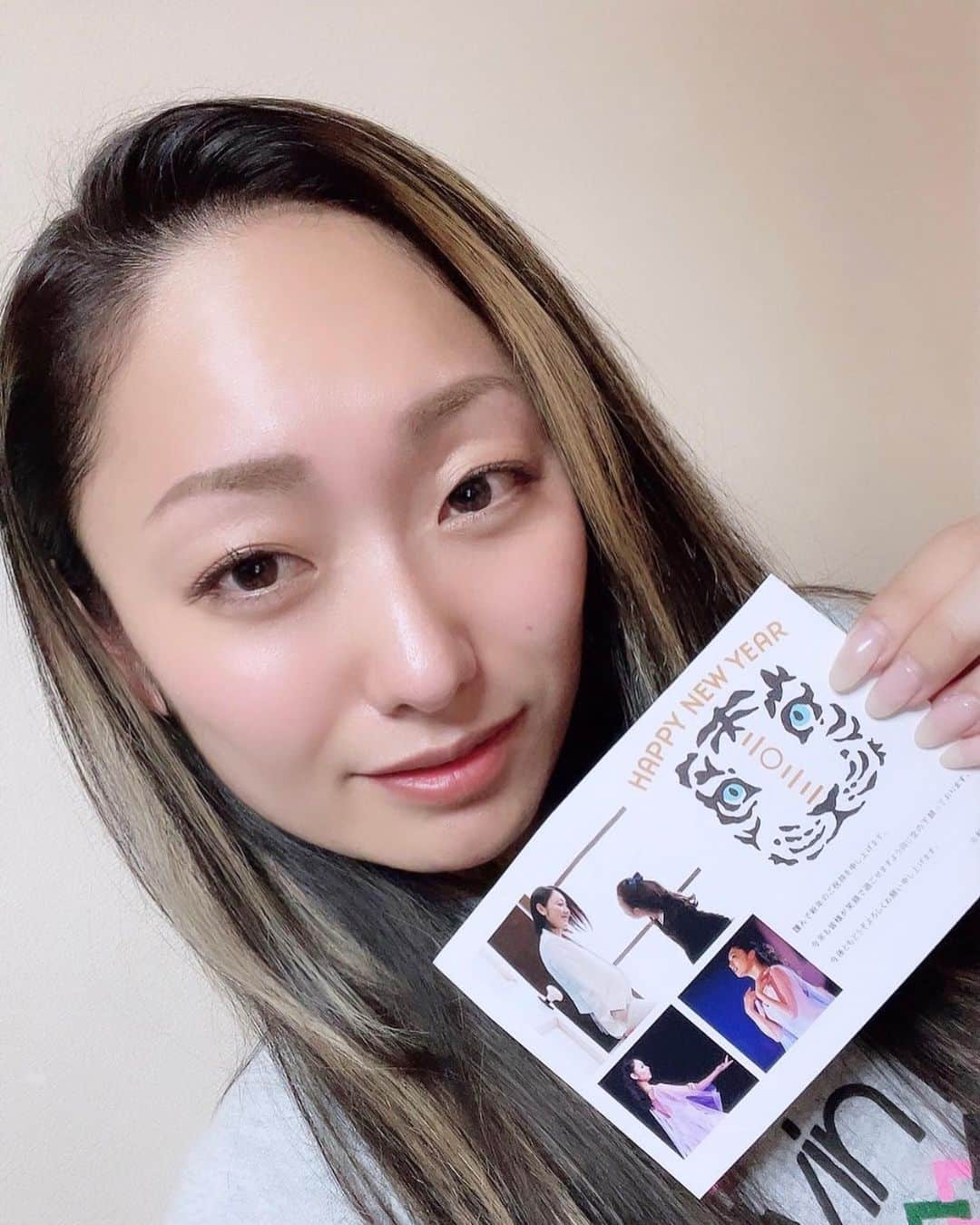 安藤美姫さんのインスタグラム写真 - (安藤美姫Instagram)「皆様こんにちは😌 この度   “しまうまプリント”  (@shimaumaprint )   で簡単にオシャレなお年賀を作成させて頂きました✨👍   ご自身や皆様のご家族のとっておきのお写真をしまうまプリントだけのオリジナルデザインがカラー含めて全2000種類以上から選べる数あるデザインの中から選び簡単に作成する事ができます💕💕💕   普段からデザインや絵を描いたりするのが好きなので 可愛いデザインからシンプルなものまで 沢山のデザインを見ながらの作成は本当にワクワクする時間でした☺️☺️☺️   🎍新年のご挨拶🎍にあなたらしい一枚を楽しく作ってみてください😌☺️✨   ✨今注文すると早割が適用されます✨ ↓↓↓                                          ↓↓↓   ⭐️初めて年賀状を購入する方限定 ⭐️1,000円OFFで他クーポンとの併用はできない ⭐️有効期限は12/26まで   クーポンコードは   miki2022   になります✨💕♥️⛸   😌詳しくはしまうま @shimaumaprint のアカウントをチェックして下さいね😌    #年賀状 #年賀状アプリ #しまうま年賀状 #年賀状デザイン #しまうまプリント  #2022年賀状 #年賀状写真 #寅年年賀状 #PR」11月27日 13時36分 - miki_m_ando0403