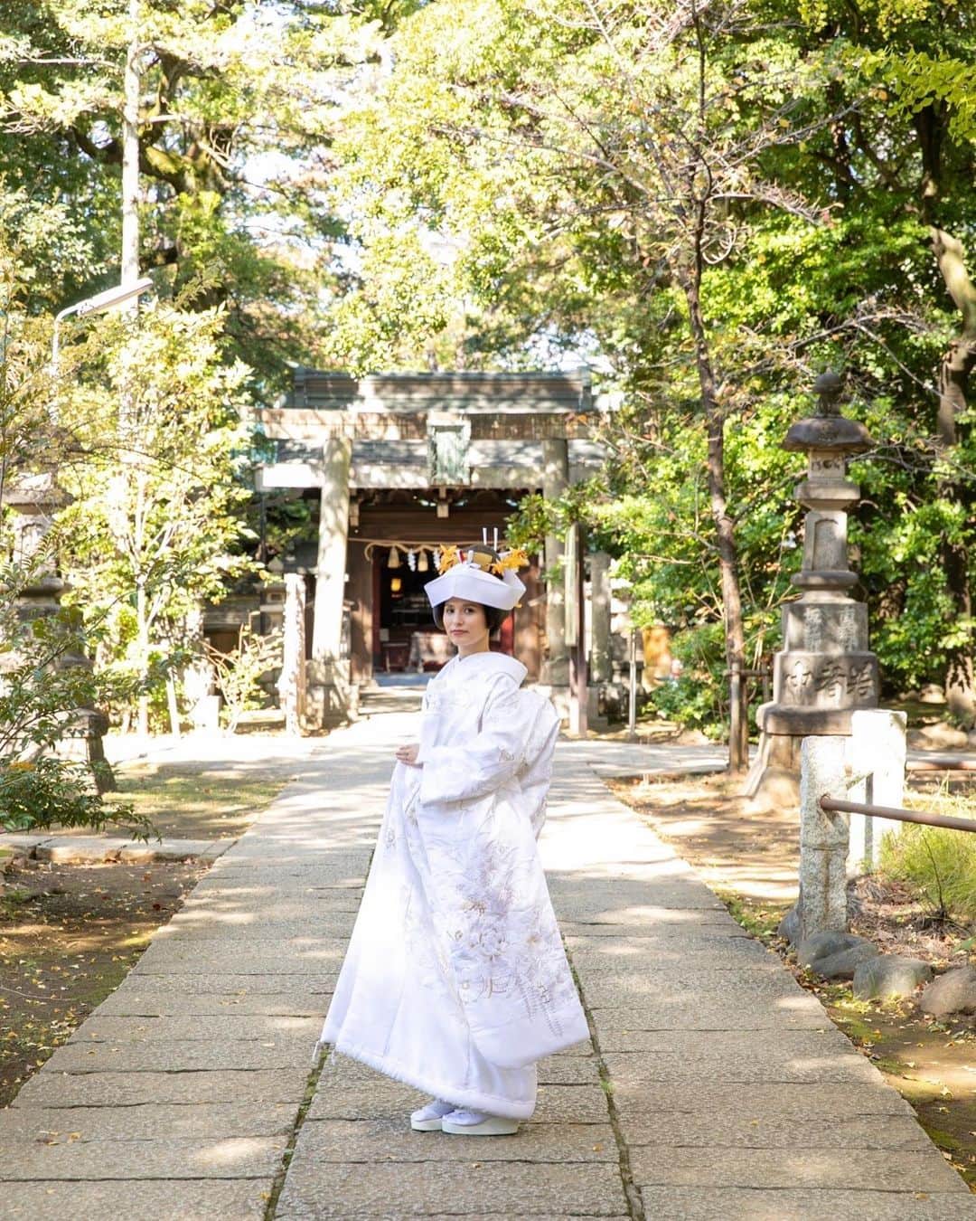ERICAのインスタグラム：「【神前式】 ⁡ 赤坂氷川神社の前で^ ^ 気持ちの良い秋晴れでした！ ⁡ 白無垢は刺繍がとても華やかなものを選んだのでかなり重かった！ ⁡ 歩くの大変🤗 ⁡ でも着れてよかったなぁ🥰 ⁡ #東京 #結婚式 #東京結婚式 #東京神前式 #神前式 #赤坂氷川神社 #神社婚 #赤坂氷川神社結婚式 #パワースポット #東京パワースポット#白無垢 #角隠し #花嫁 #花嫁美容 #日本 #和婚 #結婚 #2021秋婚 #東京カメラ部 #東京写真部 #ちーむ1030 #文金高島田 #bittersweet」