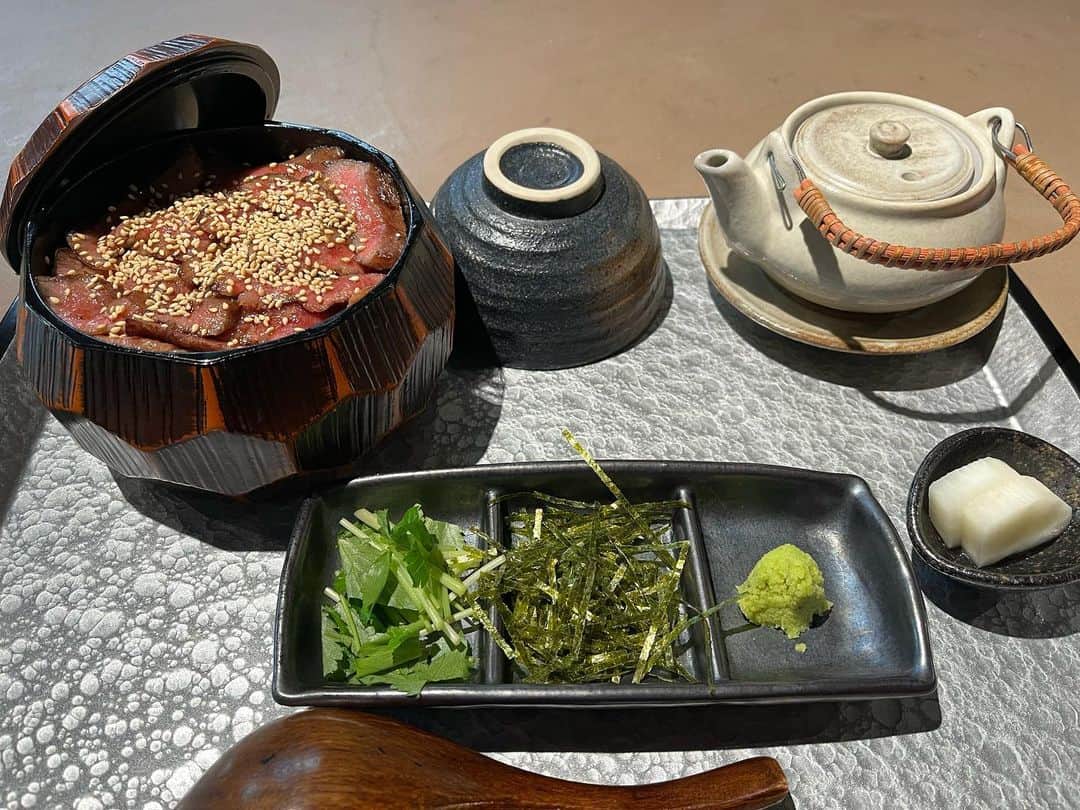 山口俊さんのインスタグラム写真 - (山口俊Instagram)「創作肉料理 牛のひつまぶし！ スープは牛骨スープからと思ってたらまさかの松茸のスープ！  #牛ひつまぶし  #nick  #グルメ  #グルメ好きな人と繋がりたい  #鳥取  #鳥取和牛」11月27日 13時33分 - shun.yamaguchi_official