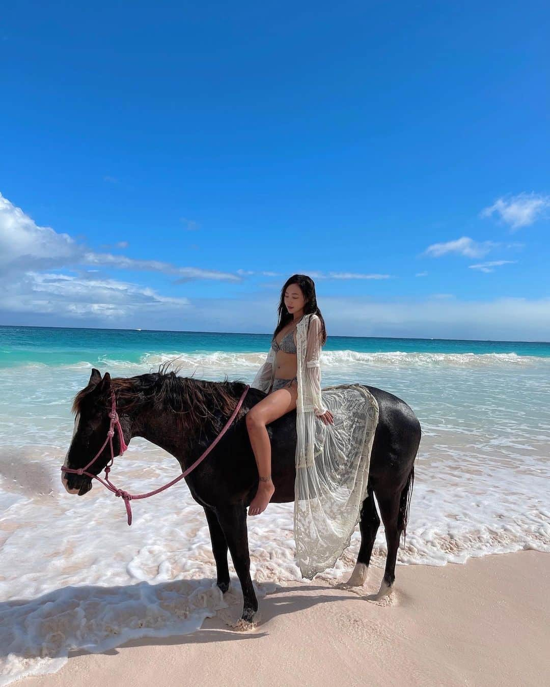 てんちむさんのインスタグラム写真 - (てんちむInstagram)「今日は馬に乗りながら海入った🐴🐴 馬、全然歩いてくれなかった」11月27日 14時20分 - super_muchiko