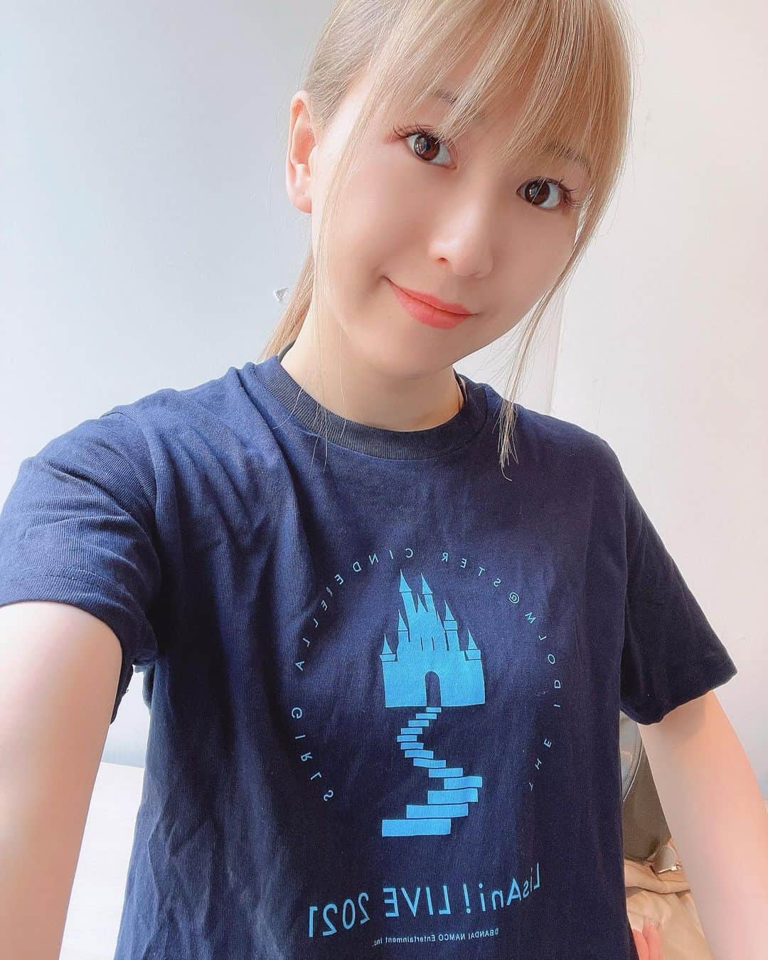 のインスタグラム：「👕 シンデレラガールズ10周年 ツアー、千葉公演までをTシャツカウントダウンしてみました。  初陣の３rdは、沢山着て着尽くしちゃったの🥺  おまけの リスアニ！LIVE2021。 熱かったなぁ🔥  今日からの２日間も、皆との想い出に刻み込まれるステージになりますように。」