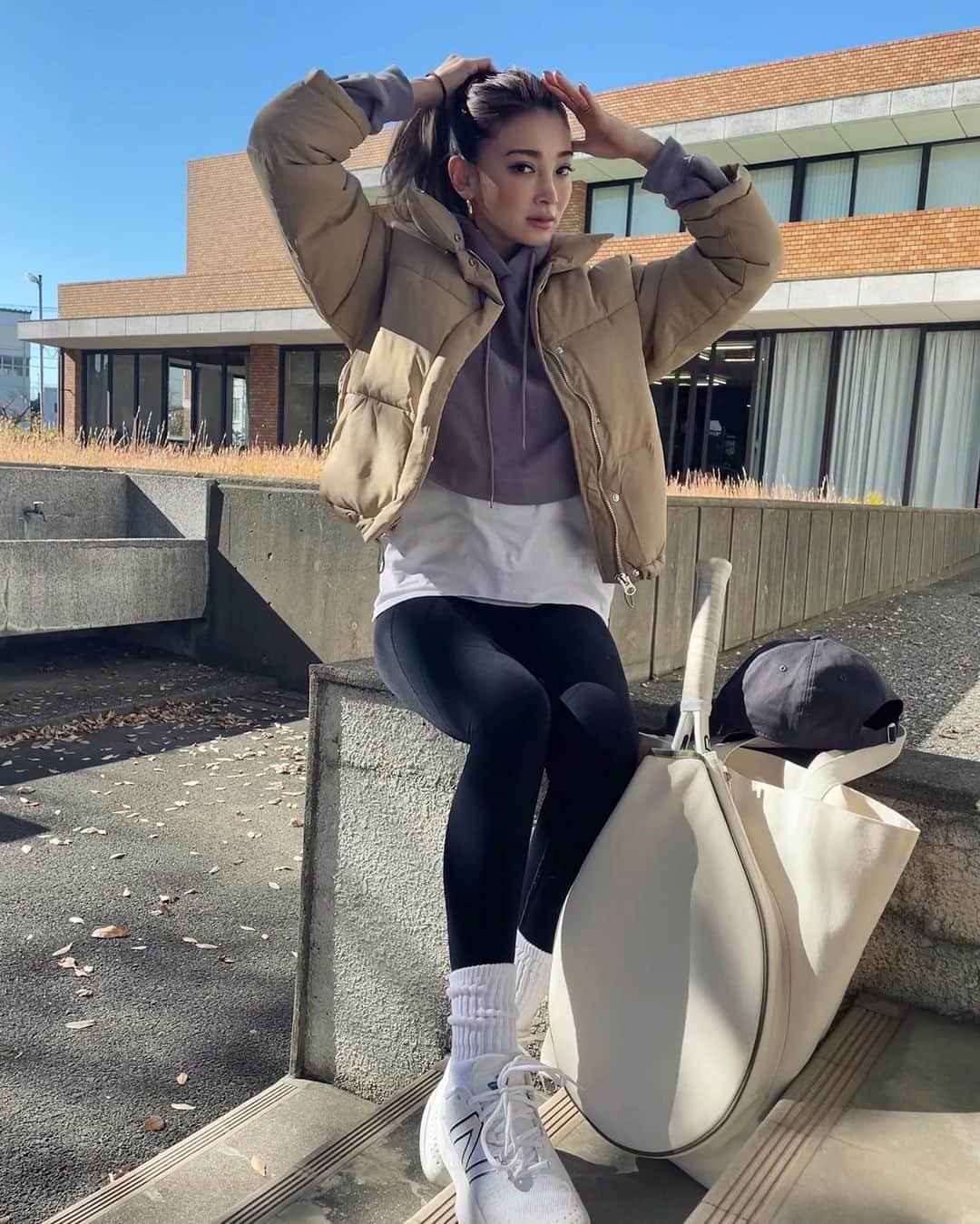 里海のインスタグラム：「最近の私は 寒くて鼻の頭赤くしながら テニス🎾ばかりです😅  野外にばかりいるので  合間にきちんと @tokyo_hills_clinic で トーニングや美肌トリートメントをして お肌を労わっていますし、  @lovecurl.eyelash で きちんとまつ毛綺麗にしてもらったりと  美容に関しては怠らず 生活しています😅😅✨  テニスが楽しすぎてやばいです… 会う人会う人にテニステニスって 言われてます😂  #tennis」