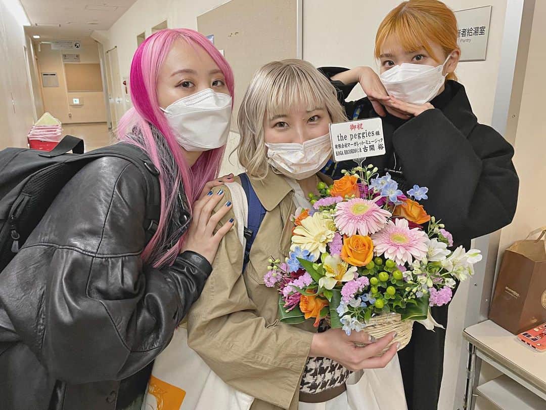 のインスタグラム：「終演後！いただいたお花と！🍊🌼 2人のことが大好きすぎる！！！」