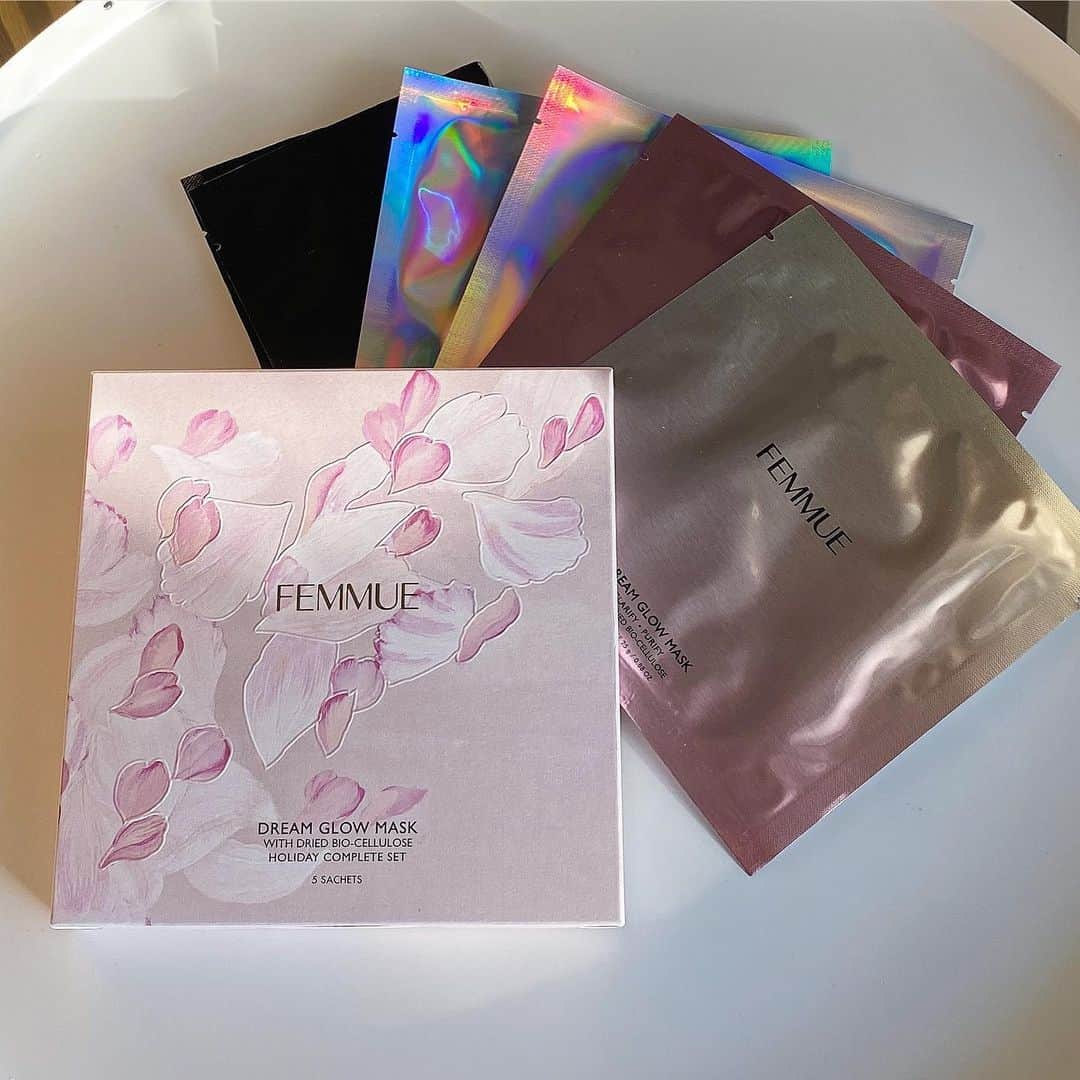 石川理咲子のインスタグラム：「#femmue #dreamglowmask  @femmue_japan  HOLIDAY COMPLETE SET🌹 大好きで常にストックしている FEMMUEのドリームグロウマスク♡ 今年のホリデーコレクションは 5種類が一枚ずつ入っているので 今日はどれを使おうかなぁって 選ぶ時間も楽しい☺️ プレゼントにも喜ばれそう🤍」