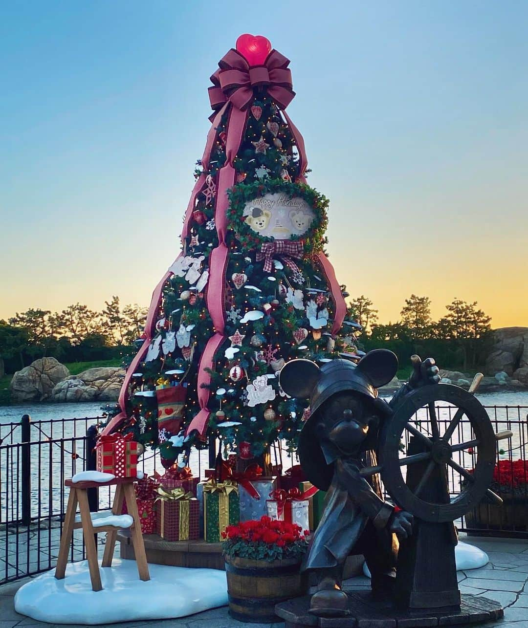 釜井美由紀さんのインスタグラム写真 - (釜井美由紀Instagram)「だいすきな季節♡ ⁡ パークがクリスマス仕様になってて可愛かった〜🥰 ⁡ クリスマスは断然シー派🎄🐭 ⁡ #disney #disneysea #tds #Christmas #夢の国  #ディズニー #ディズニーシー #クリスマス」11月27日 15時44分 - miyuki.kamai