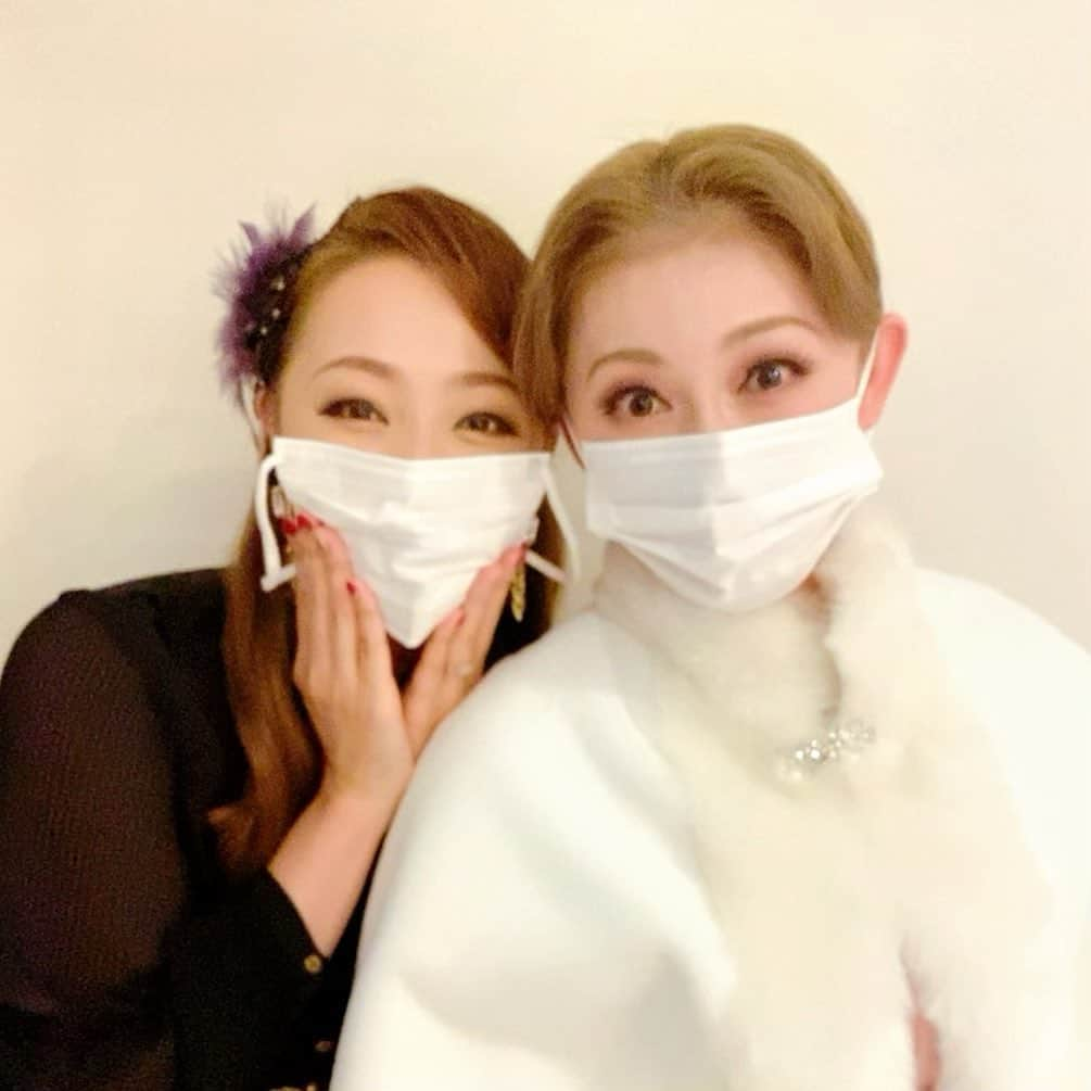 風花舞さんのインスタグラム写真 - (風花舞Instagram)「まりも。  幸せオーラを身に纏いキラキラしてました✨ きりやんとのシーンとても素敵でした✨  今回は残念ながらゆっくりお話したりするタイミングや、同じ場面などがなかったので、また機会があったら一緒に踊ろうね✨  ……  ぅぅ〜…  私がどうにかこうにか… なんとかかろうじて踊れるうちにぃ… お早めにどうかひとつお願いします…😅  #GreatestMoment #花月100周年 #蒼乃夕妃 さん #風花舞 #幸せオーラに癒やされました」11月27日 16時04分 - kazahanamai_official