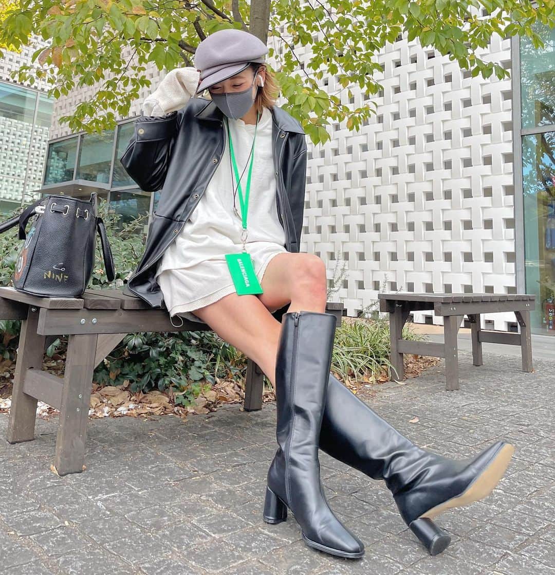 西山茉希さんのインスタグラム写真 - (西山茉希Instagram)「#ご縁コーデ #全アイテムが主役の日 #それぞれに浮かぶ仲間達 #🌈🍀🌈  『寒く無いんすか？！』 マネージャーが言う。  『寒いけどさぁ、新潟で冬の生脚鍛えられて育ってるし、秋冬に逆にこの温かさなんて逆にありがたいのだよ👀』  そんな会話をしながら撮ってもらってました。  #東京ライフ #秋冬コーデの楽しみ方幅広め #雪国育ちあるある #各アイテムタグ付けあり  御守りアクセについては別投稿しまふ🌈😋🌈」11月27日 16時06分 - maki.nshiyama50