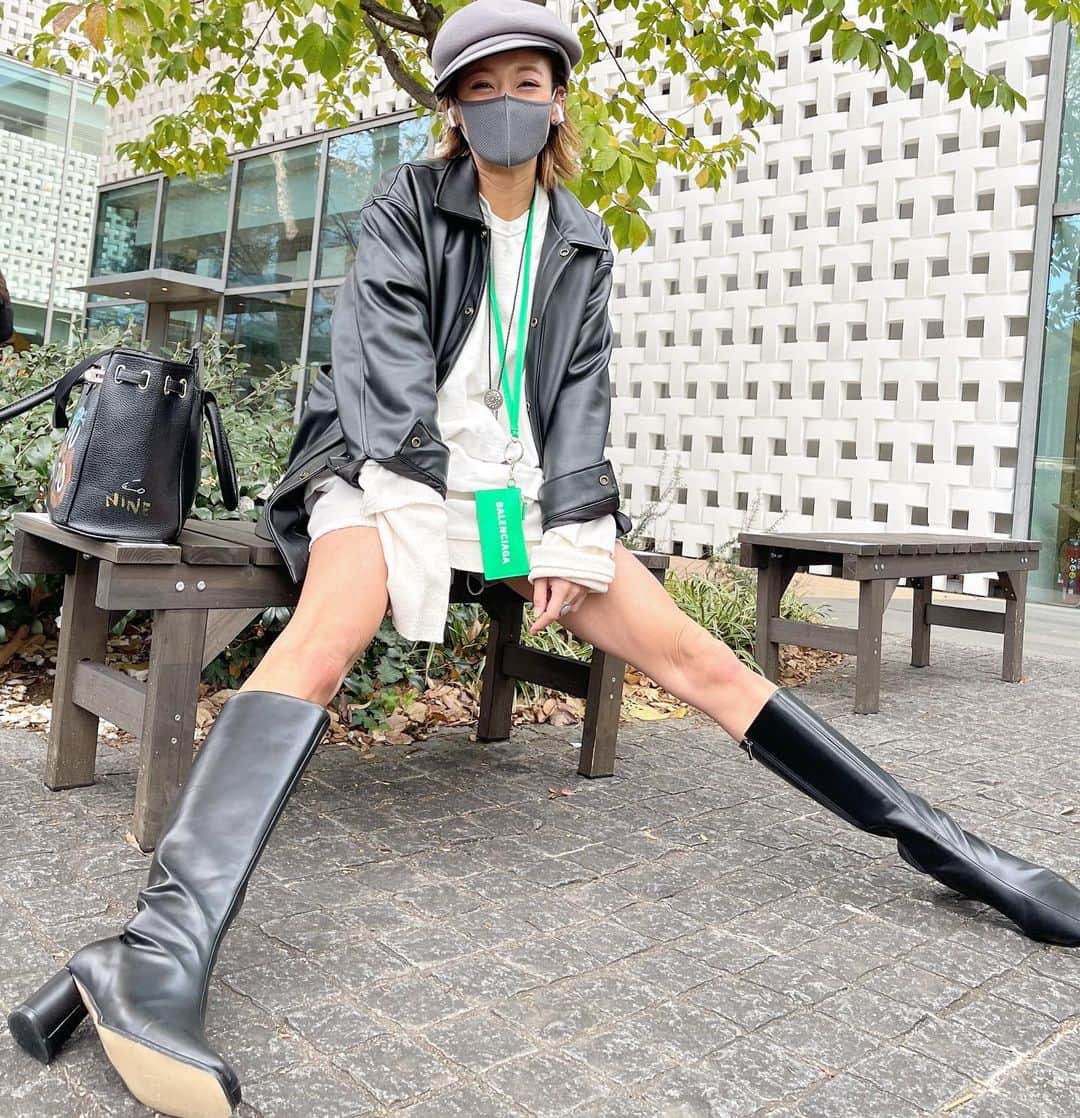 西山茉希さんのインスタグラム写真 - (西山茉希Instagram)「#ご縁コーデ #全アイテムが主役の日 #それぞれに浮かぶ仲間達 #🌈🍀🌈  『寒く無いんすか？！』 マネージャーが言う。  『寒いけどさぁ、新潟で冬の生脚鍛えられて育ってるし、秋冬に逆にこの温かさなんて逆にありがたいのだよ👀』  そんな会話をしながら撮ってもらってました。  #東京ライフ #秋冬コーデの楽しみ方幅広め #雪国育ちあるある #各アイテムタグ付けあり  御守りアクセについては別投稿しまふ🌈😋🌈」11月27日 16時06分 - maki.nshiyama50