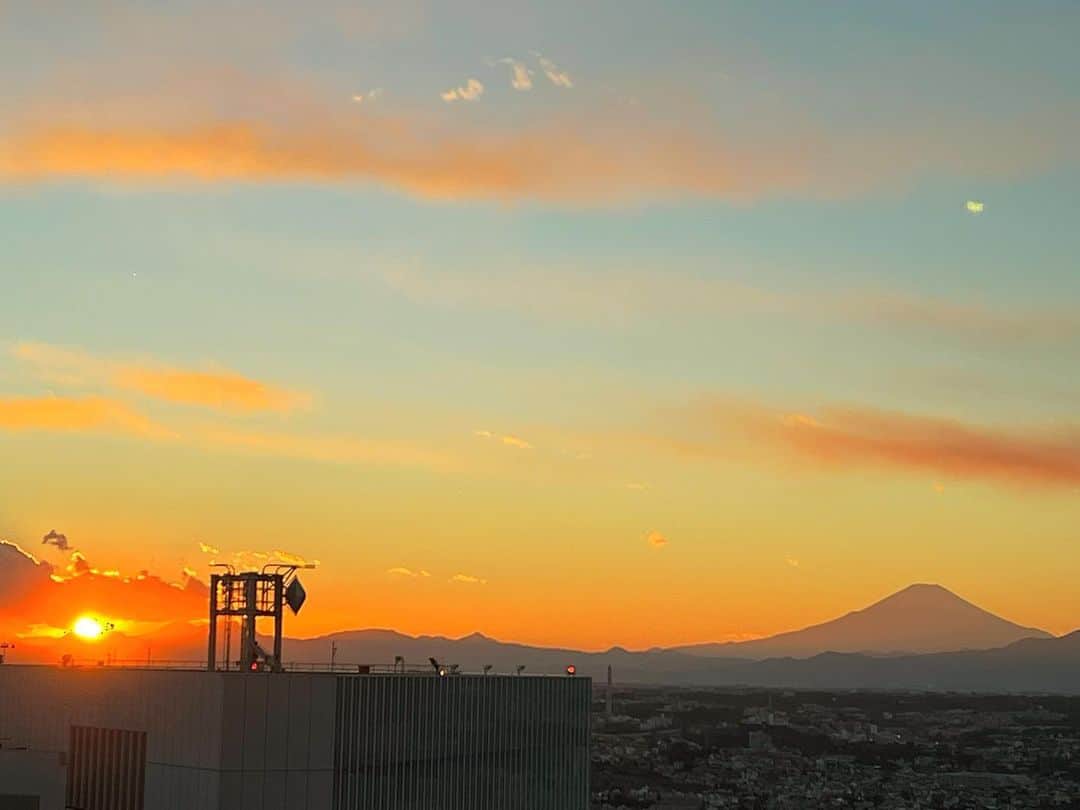 前田ゆかのインスタグラム：「今日の夕日と富士山🗻  #いまそら  #sunset」