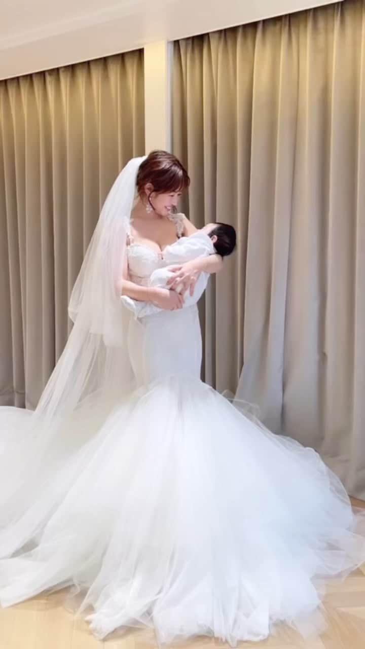 舟山久美子（くみっきー）のインスタグラム：「ドレスの再試着をしてきました✨ @magnoliawhite_official さんにて憧れの　@galialahav のドレスを…☺️  20代で選びたいドレスと 30代で選びたいドレス。 また似合うものが違い、選ぶ幅が広がり楽しかったです✨  まめさんも返事してくれたような…🙄笑  来年こそ結婚式が出来るといいなぁ🥺🙏  #2年越しの想い  #プレ花嫁 #プレママ　#ウエディングドレス #ドレス　#ドレス試着」