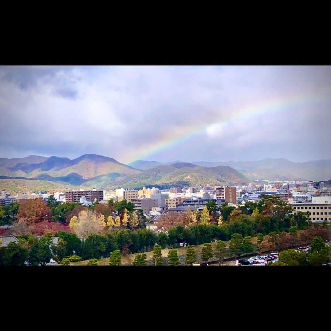 木村拓哉さんのインスタグラム写真 - (木村拓哉Instagram)「⁡ ⁡ ⁡ 「今日、京都の空に虹がかかりましたぁ〜‼︎ 歴史のある街にかかる虹を見て、じぃ〜んとしてしまいました……。」 ⁡ STAYSAFE‼︎ ⁡ 拓哉 #木村拓哉#TakuyaKimura」11月27日 16時32分 - takuya.kimura_tak