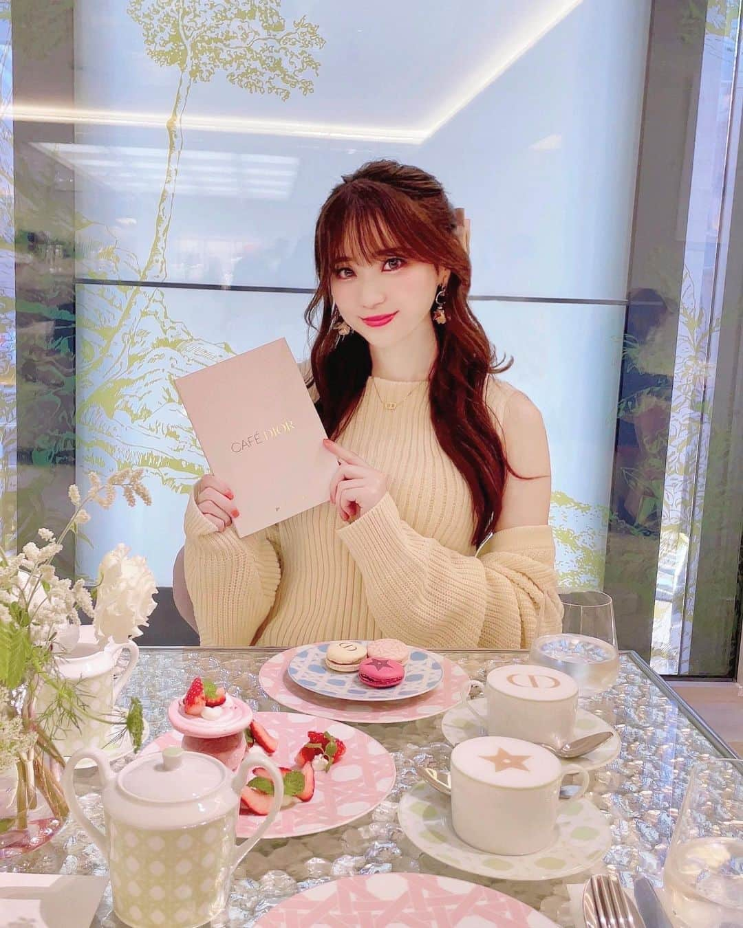 小越しほみさんのインスタグラム写真 - (小越しほみInstagram)「この間cafe diorに ちえるちゃんと行ってきた☕️🤍 ・ 全てが可愛いし美味しいし とても素敵空間やった…🥰 ・ diorカフェの雰囲気に合わせて 白の @selectshop.ecrea のニットワンピと Diorネックレスでコーデしたよ🐩 ・ しかしお互い推しを連れてきたのに 登場させるの忘れるという失態…🤦‍♀️笑 ・ その後ドトールでダブルデートしました‪w ・ ・ ・ ・ ・ ・ #cafedior #diorカフェ #カフェディオール #ディオール #ディオールカフェ #dior #diorネックレス #ニットワンピース #ニットワンピ #ホワイトコーデ #カフェ #カフェスタグラム #銀座カフェ #銀座グルメ #ginzasix #銀座 #dioraccessories」11月27日 16時40分 - shihomi1129