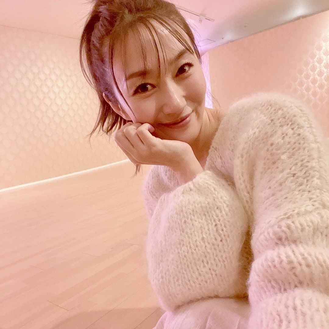 のインスタグラム：「今日も始まりますよ〜♡ ヨガレッスン。 ⁡ 準備中です♡ ⁡ 今日はゆ〜たりyogaします。 いつもゆったりしてるけどね。笑 ⁡ ゆったり動くのって 筋肉にじわじわ効いてきます。 深呼吸でアシストしてね〜☺︎♡ ⁡ ⁡ ⁡ ⁡ ⁡ ⁡ ⁡ ⁡ #yoga#yogalife#yogadaiiy#ヨガ#ヨガレッスン#ヨガジョ#ヨガスタジオ#笑顔#深呼吸#心地よい時間#美容#美活#美活女子#アラフォー#アラフィフ#ほっこり#はんなり#美魔女#美魔女コンテスト#はんなり美魔女#梅本理恵#今日も感謝#ありがとう」
